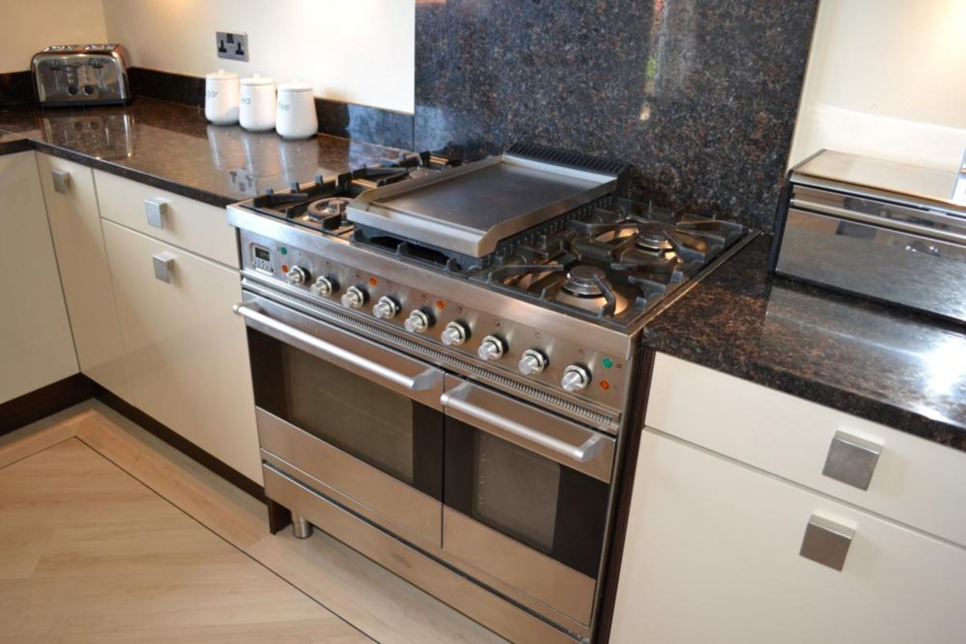 1 x Britannia SI-9TC-L-S 90cm Dual Fuel Free Standing Range Cooker in Stainless Steel With Extractor - Image 10 of 11