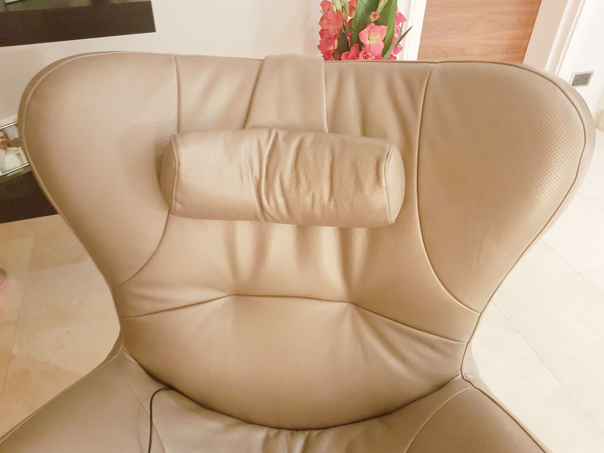 1 x Natuzzi Leather Upholstered Swivel Chair With In-built Speakers - Ref: MT643 - Stunning Chair In - Image 2 of 5