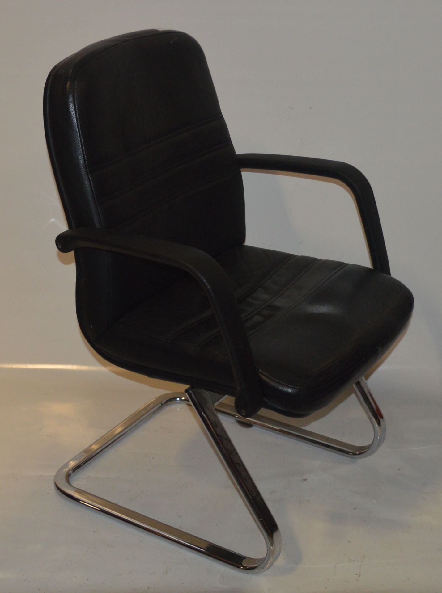 1 x Black Leather Office Chair With Chrome Base - Ref JP177 - Removed From Office Environment -