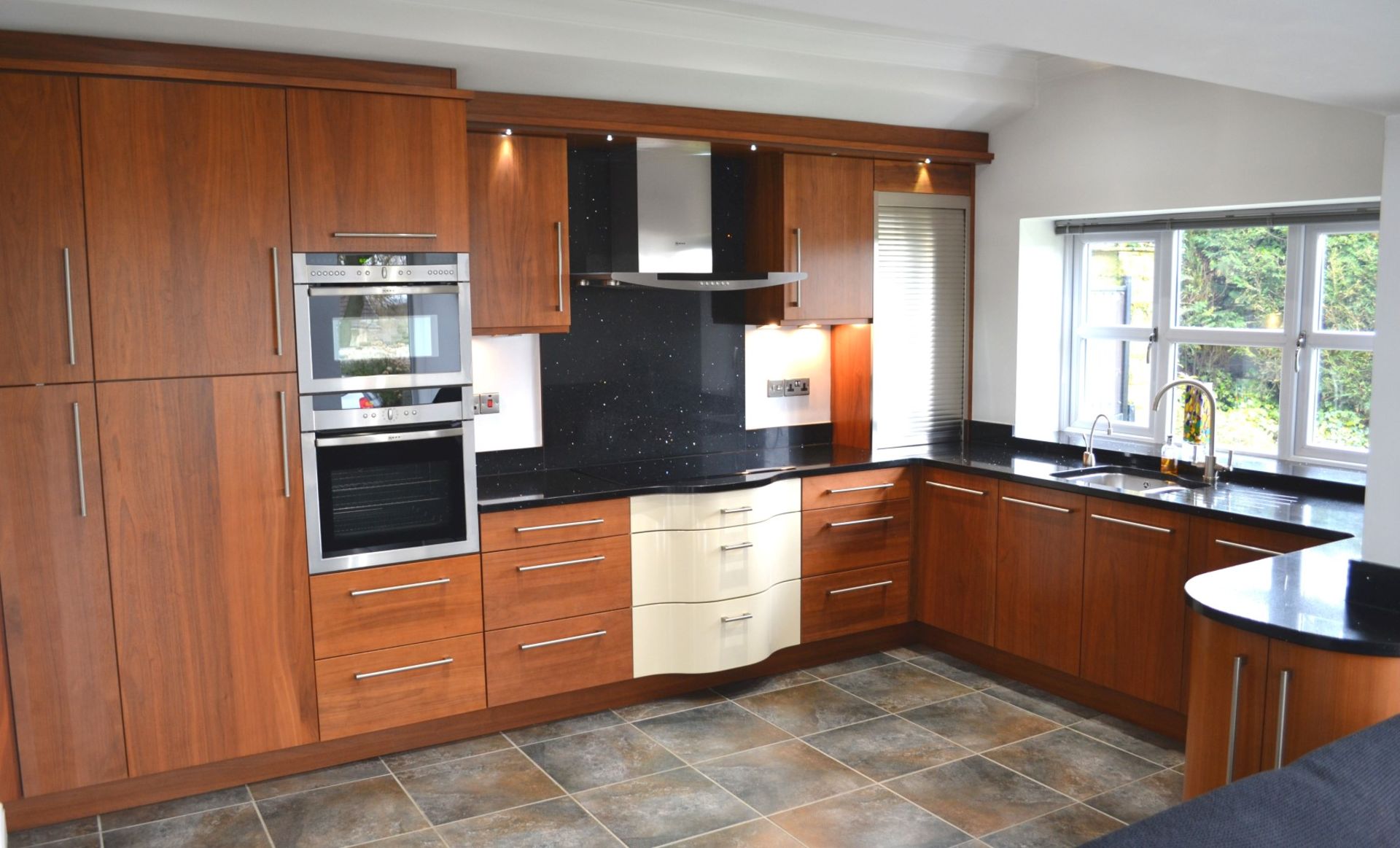 1 x Kitchen Design Bespoke Fitted Kitchen With Silestone Worktops & Neff Appliances - Superb
