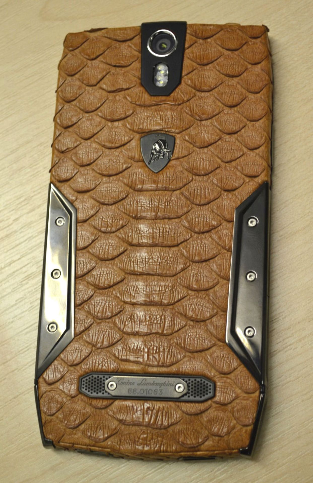 1 x Limited Edition Lamborghini "88 Tauri" Android Smart Phone - Leather Snakeskin-Style Finish - Image 4 of 26