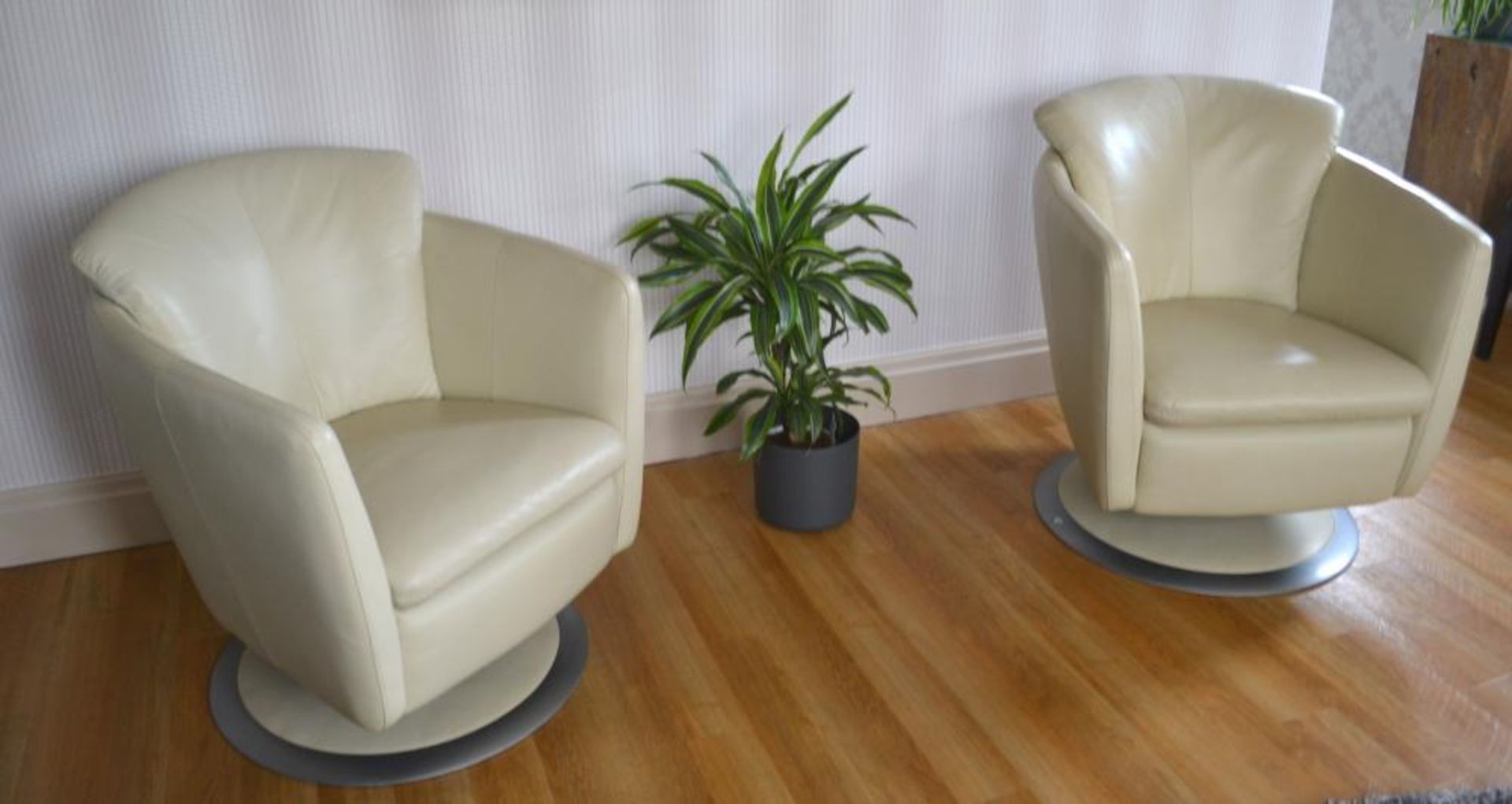 2 x Cream Leather Swivel Chairs - Excellent Condition - CL272 - Location: Burnley BB12 *NO VAT On Ha - Image 2 of 8