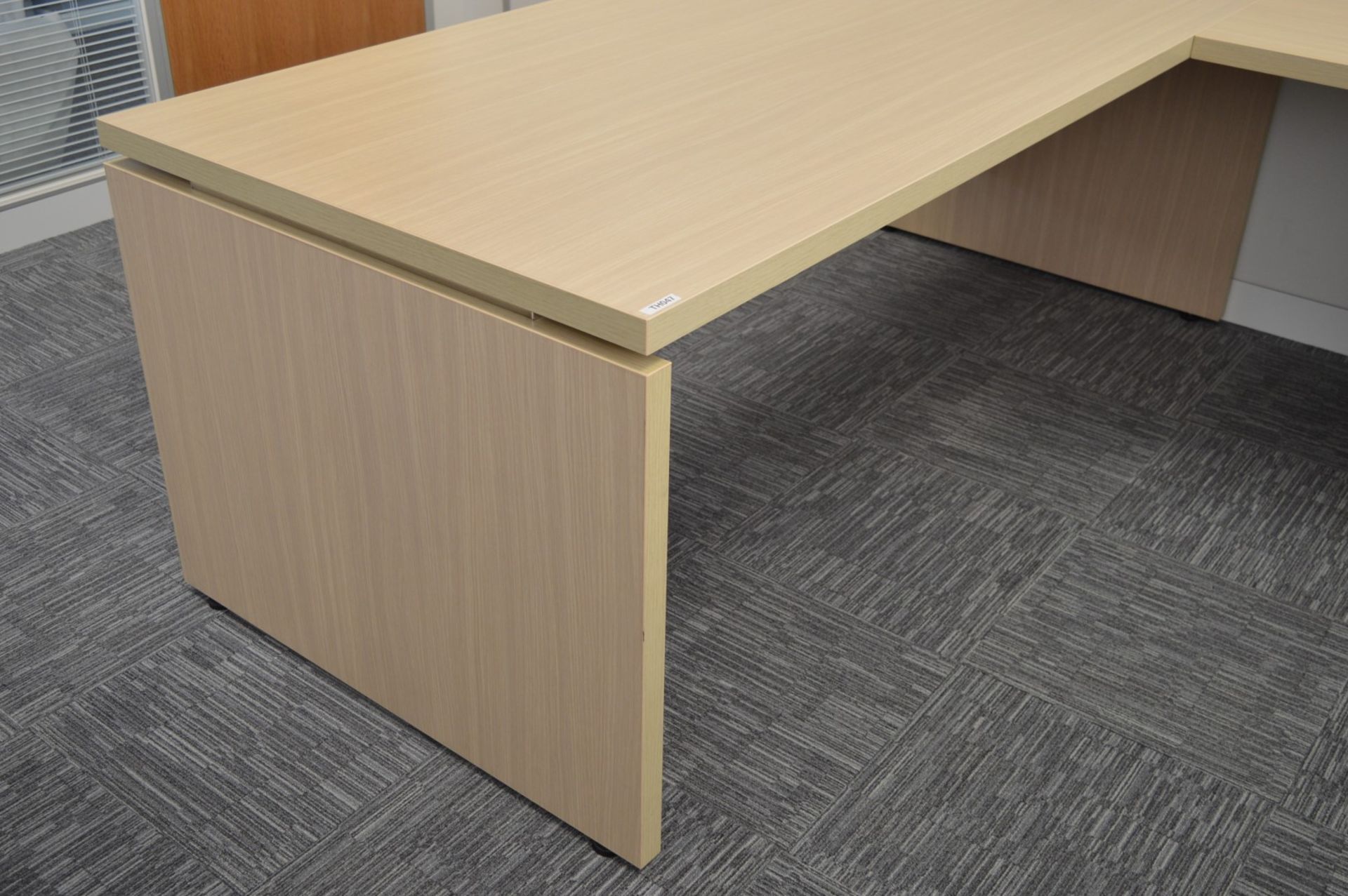 1 x Babini Executives Office Desk With Three Drawer Pedestal and Side Table - Attractive Finish With - Image 5 of 9