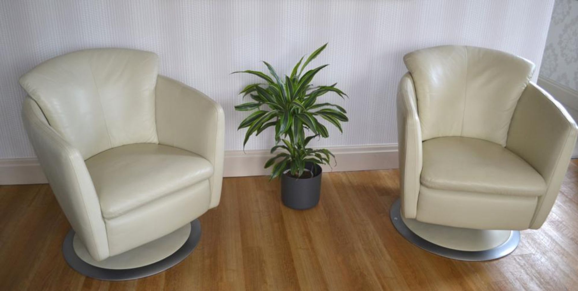 2 x Cream Leather Swivel Chairs - Excellent Condition - CL272 - Location: Burnley BB12 *NO VAT On Ha