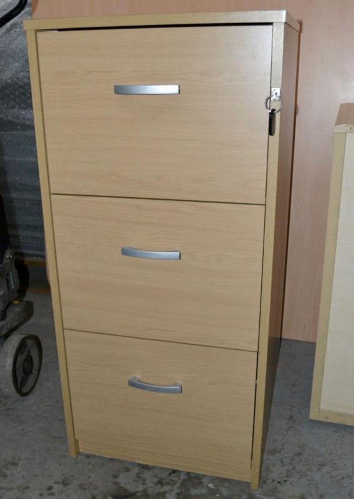 1 x 3-Door Lockable Filing Cabinet With Key - Dimensions: W48 x D60 x H102cm - Ref: MT939 - Very Goo - Image 2 of 5