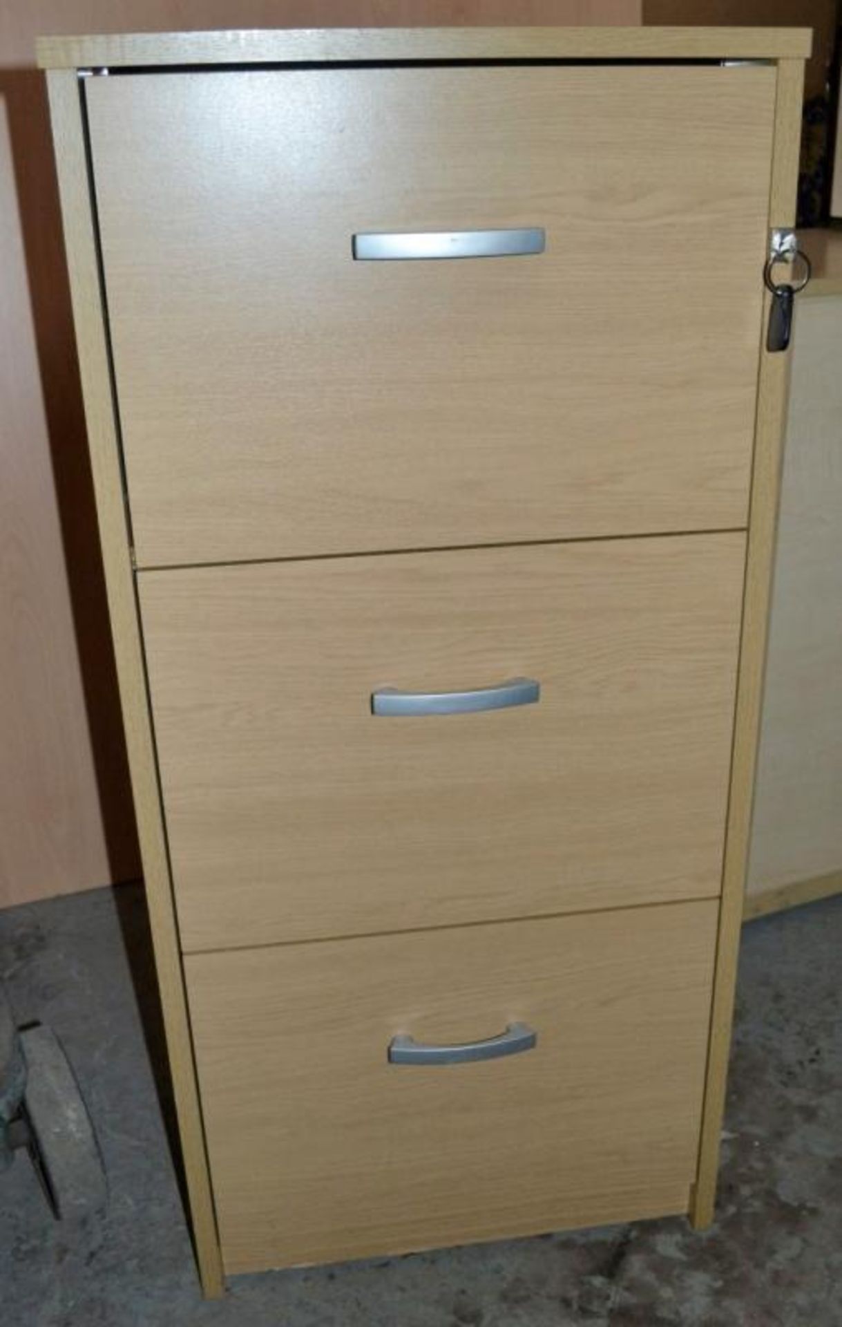 1 x 3-Door Lockable Filing Cabinet With Key - Dimensions: W48 x D60 x H102cm - Ref: MT939 - Very Goo - Image 5 of 5