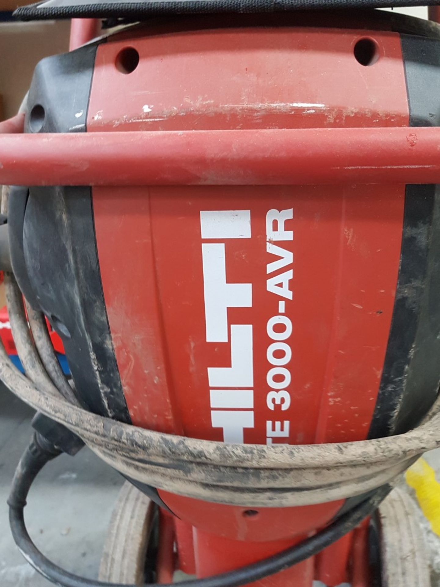 1 x Hilti TE 3000-AVR Concrete Demolition Hammer - With Trolley and Drill Bits - Image 2 of 8