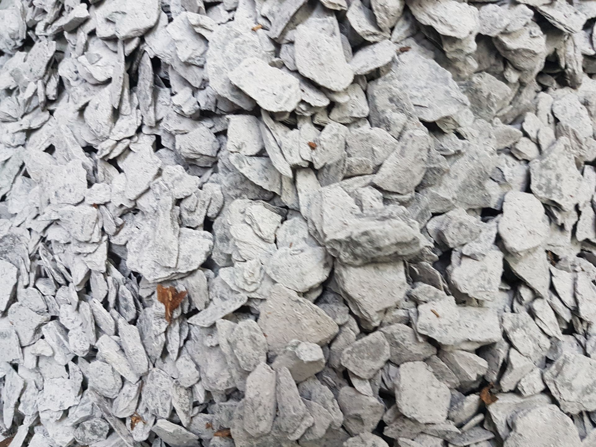 1 x Large Amount of Slate Chippings Suitable For Paths, Alpine Gardens or Garden Borders - Image 3 of 3