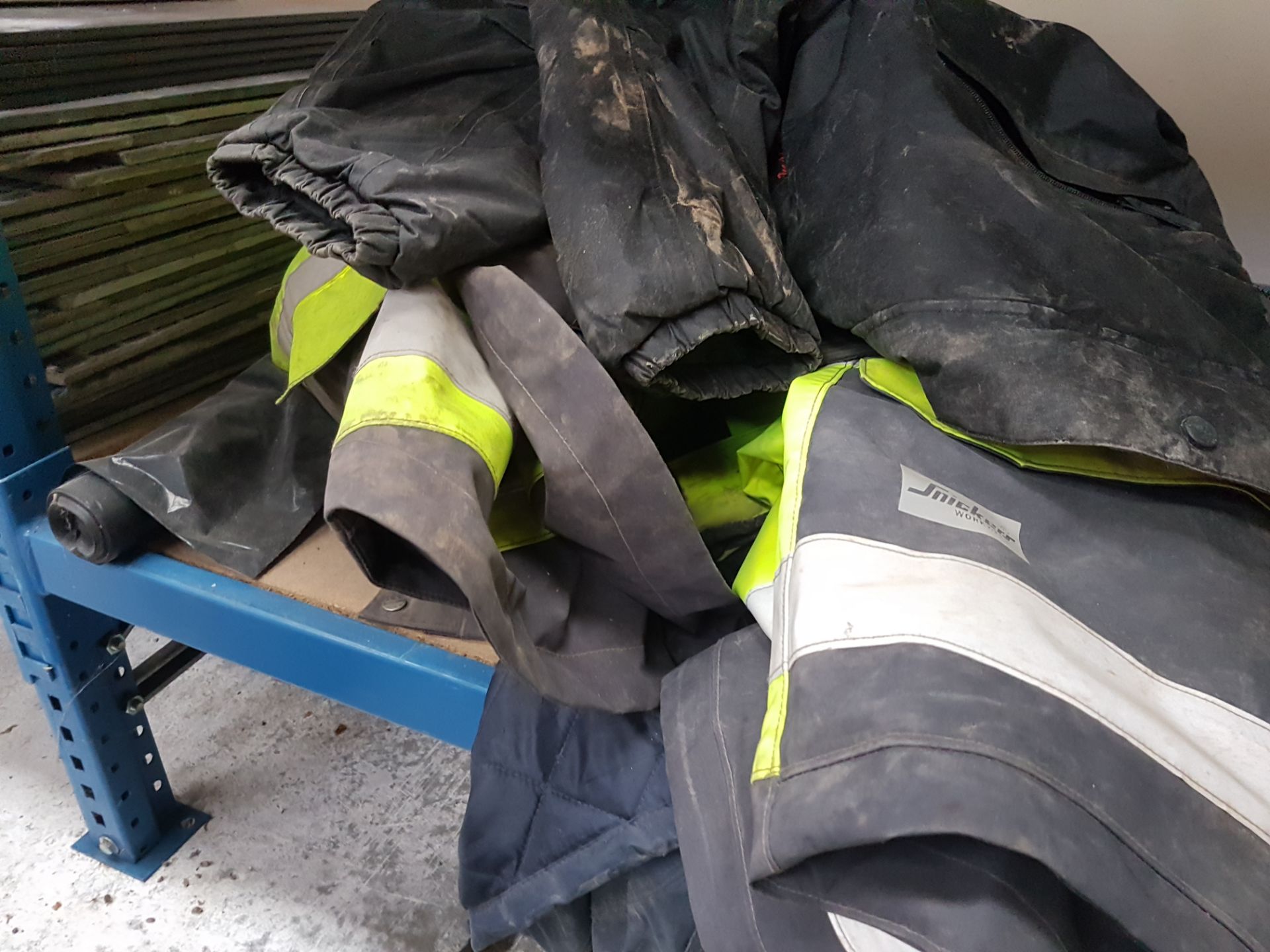 1 x Assorted Collection of Workwear - Includes Hi Viz Coats, Workboots, Ear Protectors etc - CL303 - - Image 4 of 4