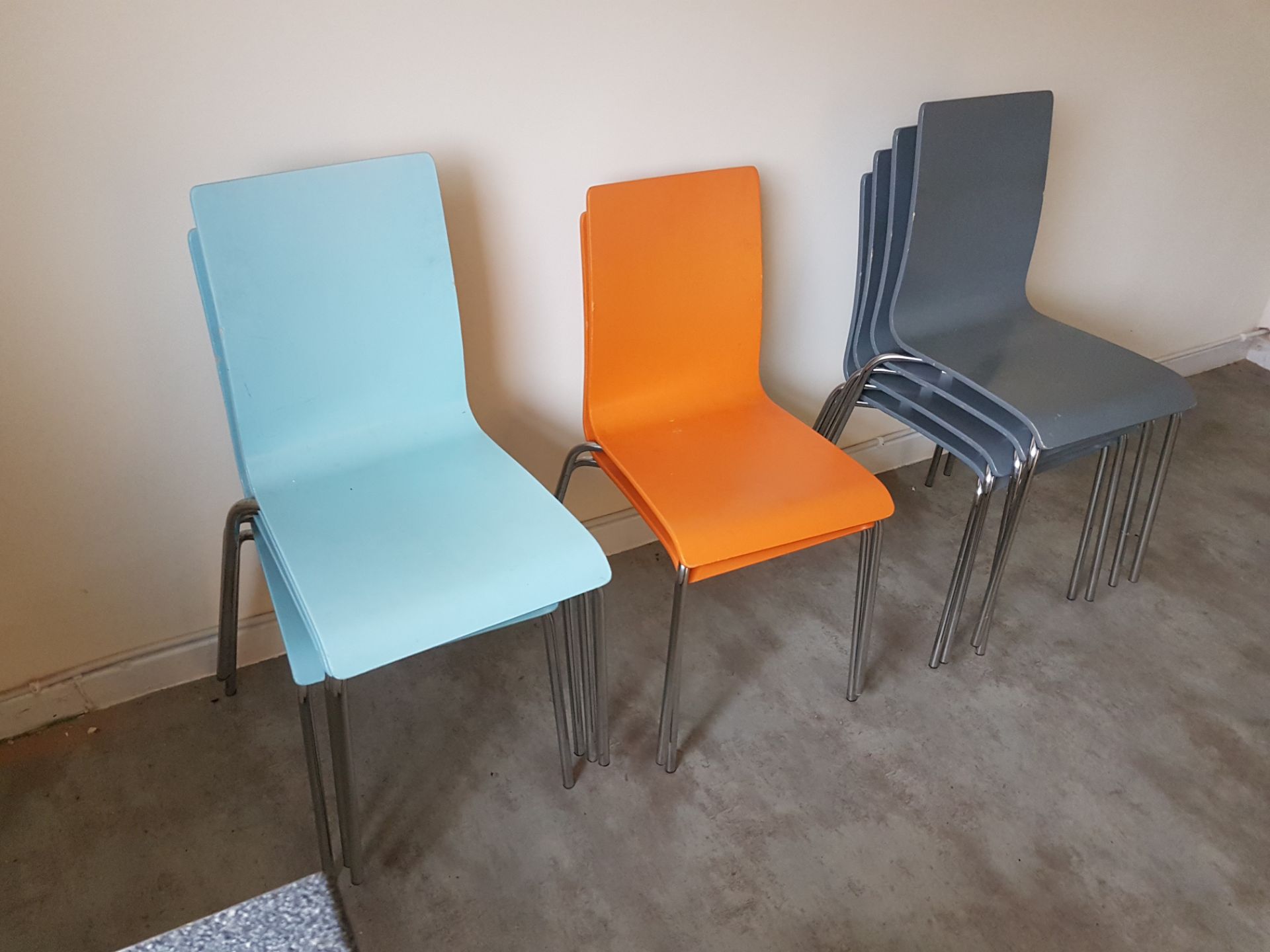 1 x Glass Dining Table With Ten Chairs in Orange Blue and Grey - CL303 - Location: North Wales LL14 - Image 5 of 7