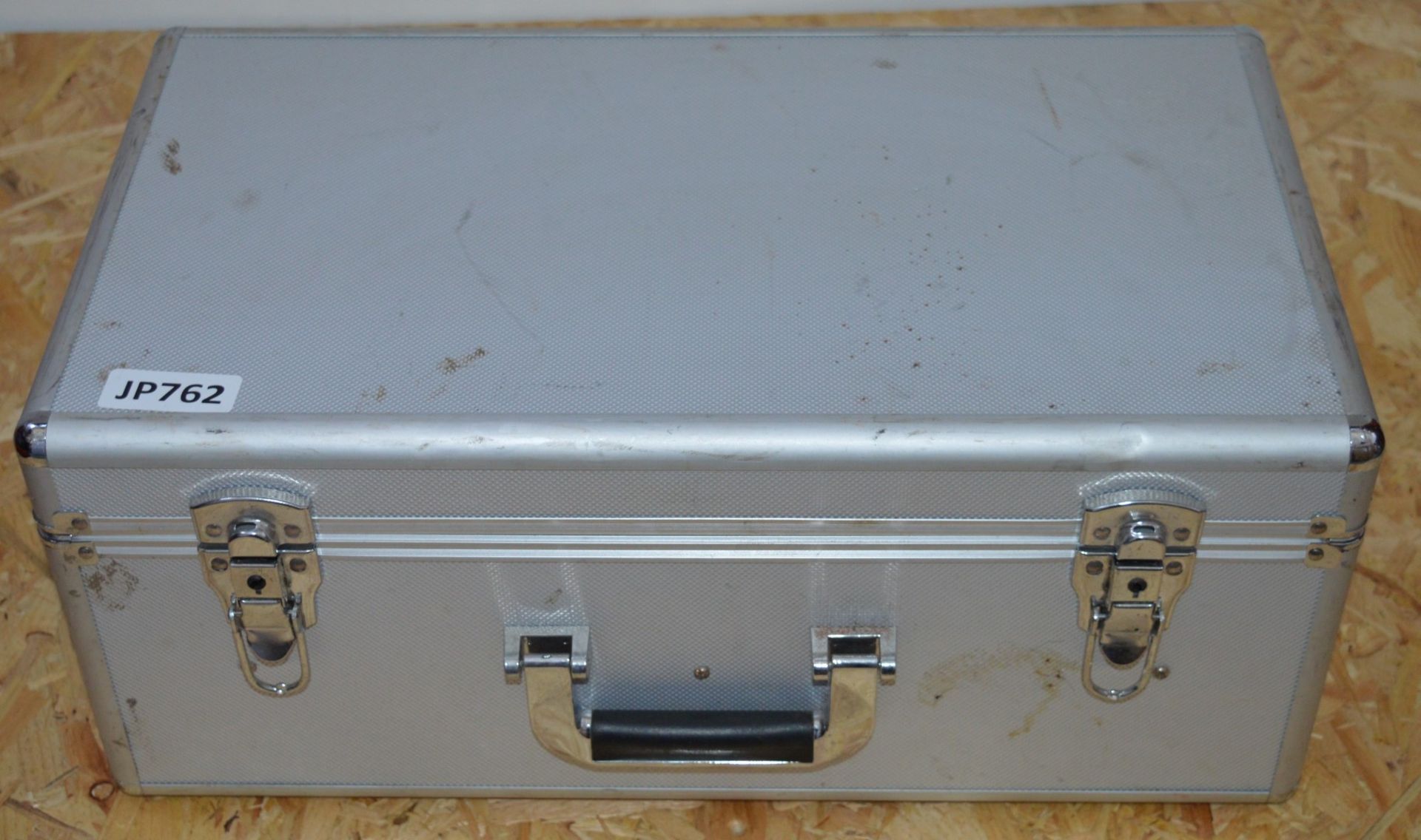 1 x Light Bulb Test Box With Carry Case - 240v - Suitable For Testing Various Bulbs Including - Image 2 of 7
