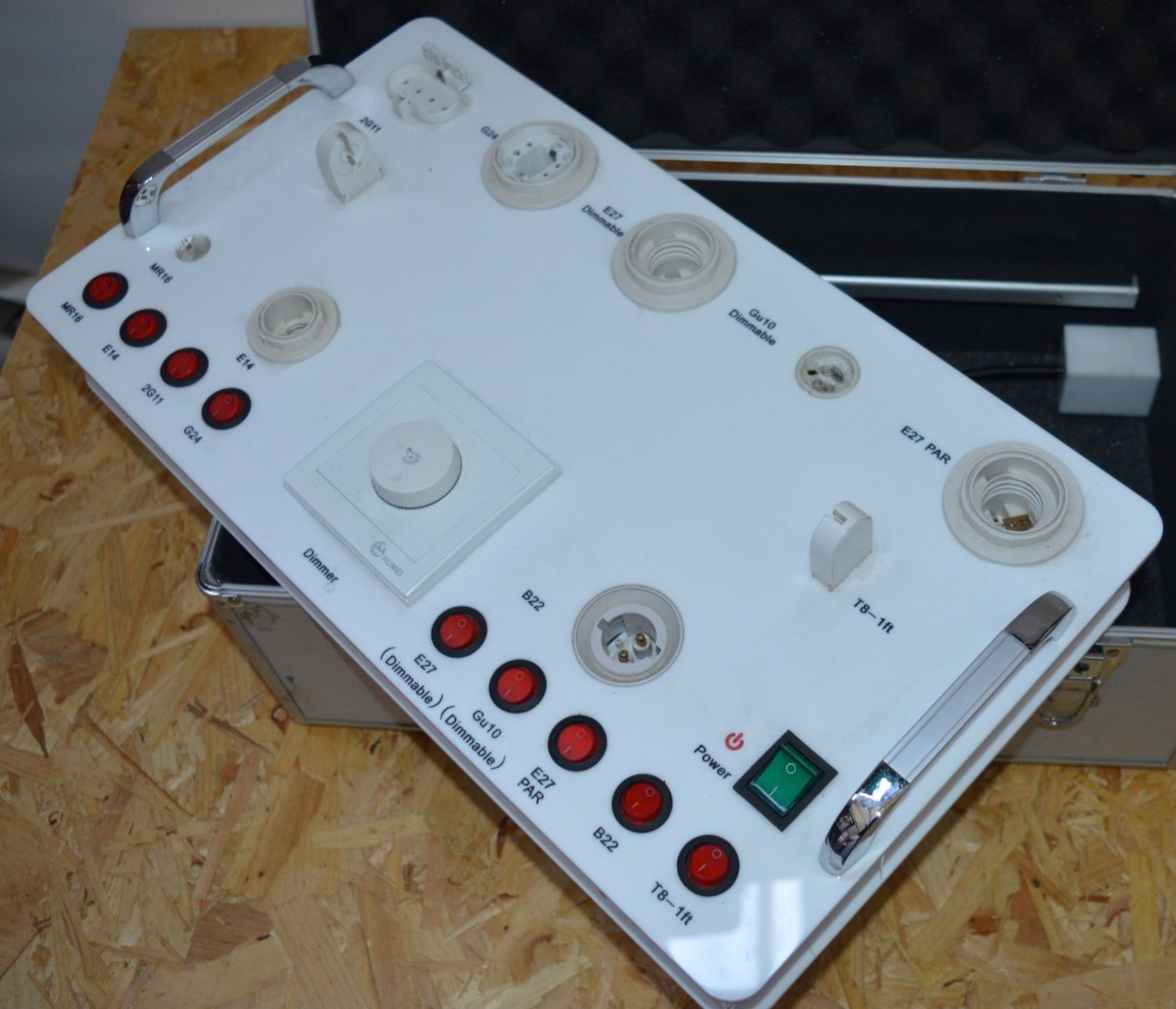 1 x Light Bulb Test Box With Carry Case - 240v - Suitable For Testing Various Bulbs Including - Image 6 of 7