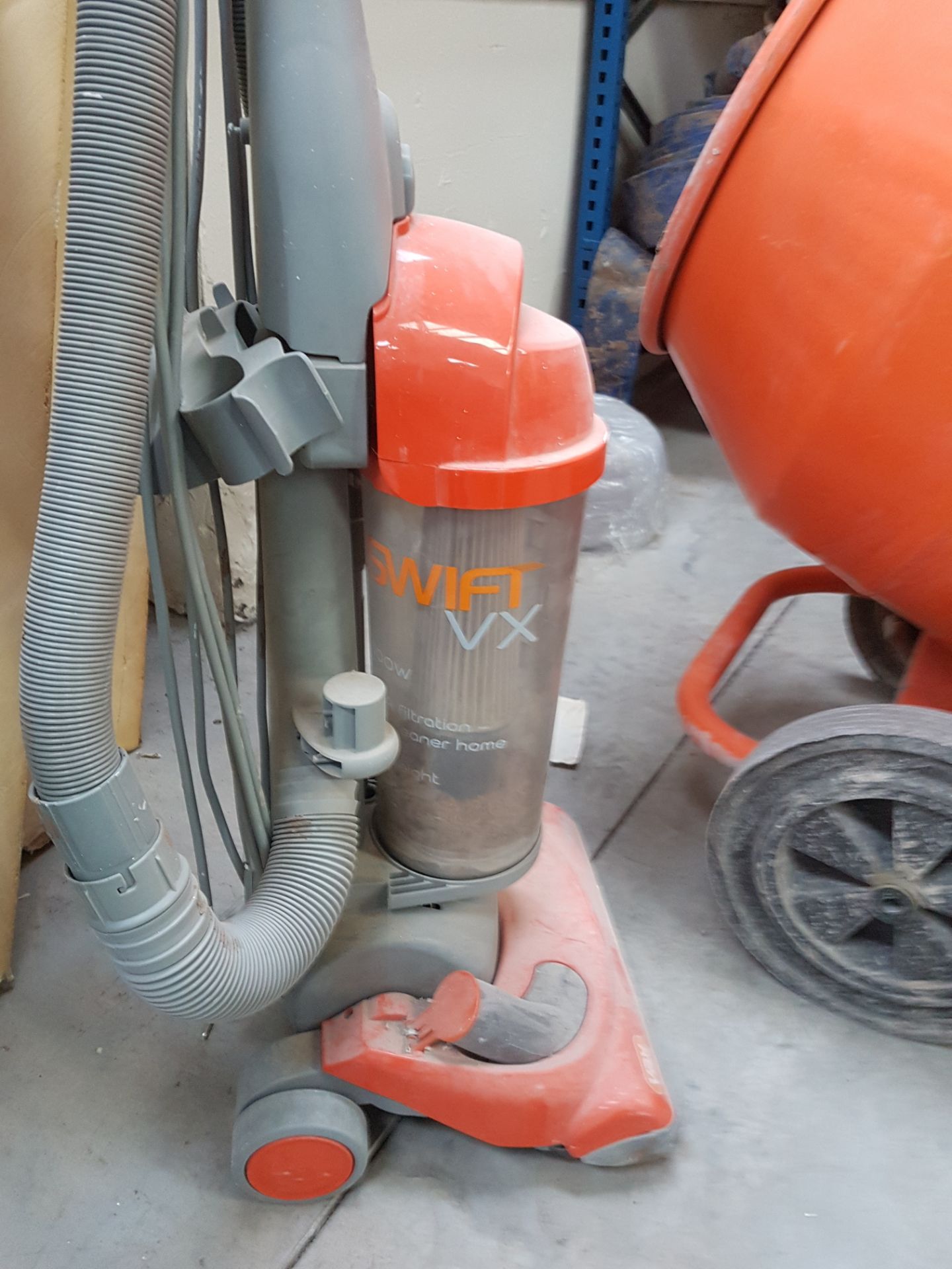1  x Vax Swift VX Upright Hoover With Accessories - Image 2 of 4