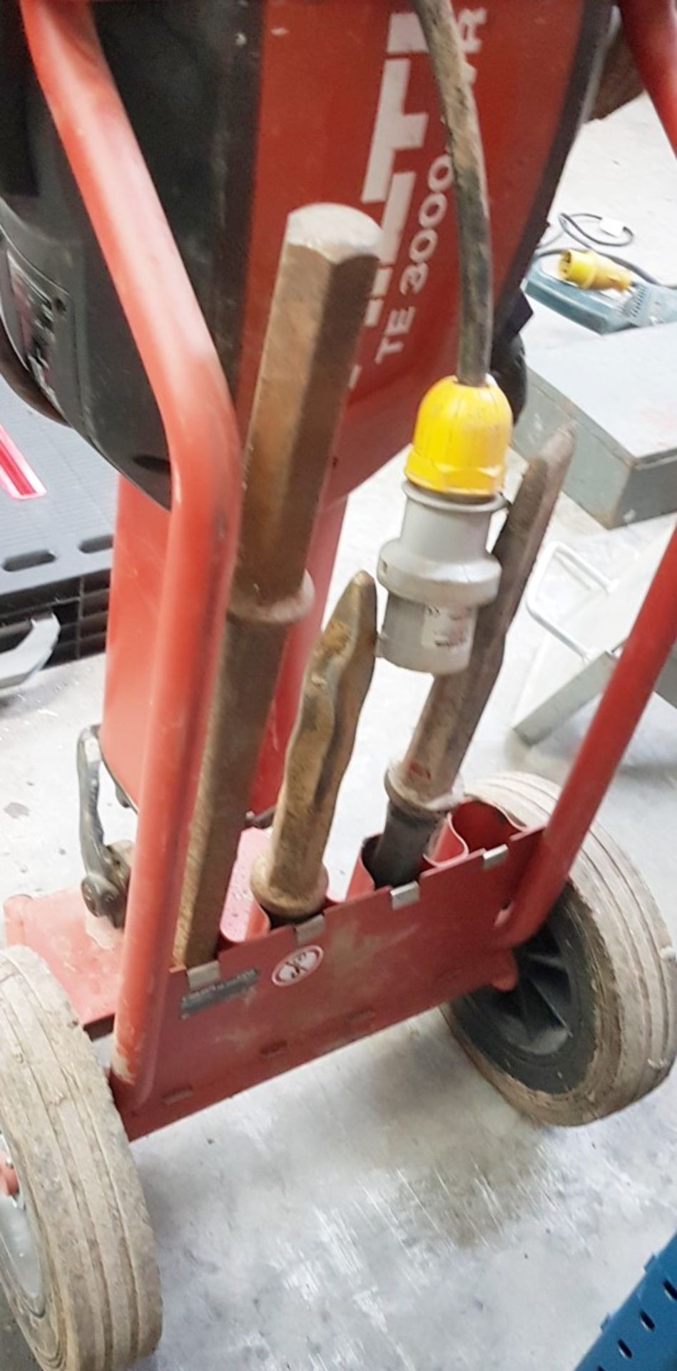 1 x Hilti TE 3000-AVR Concrete Demolition Hammer - With Trolley and Drill Bits - Image 4 of 8