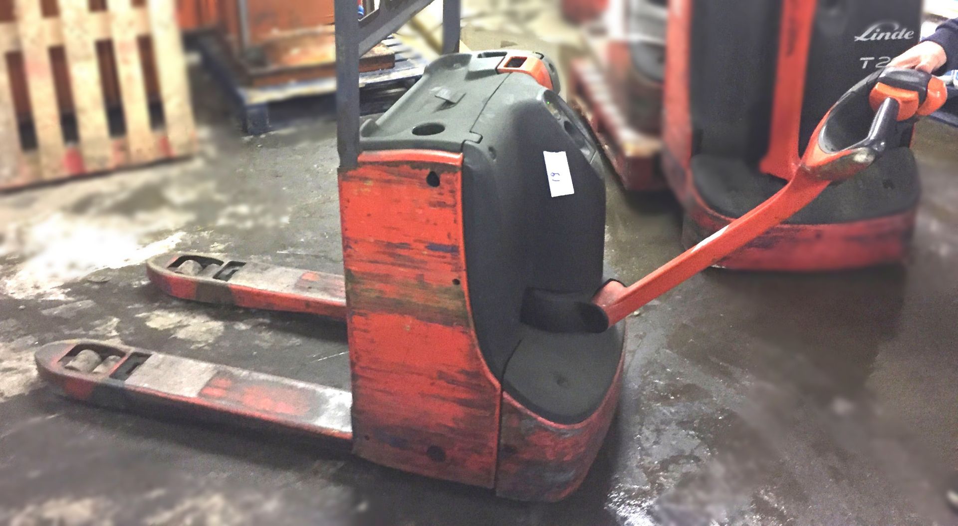 1 x Linde T20 Electric Pallet Truck - Tested and Working - Includes Key and Charger - CL007 - Ref: