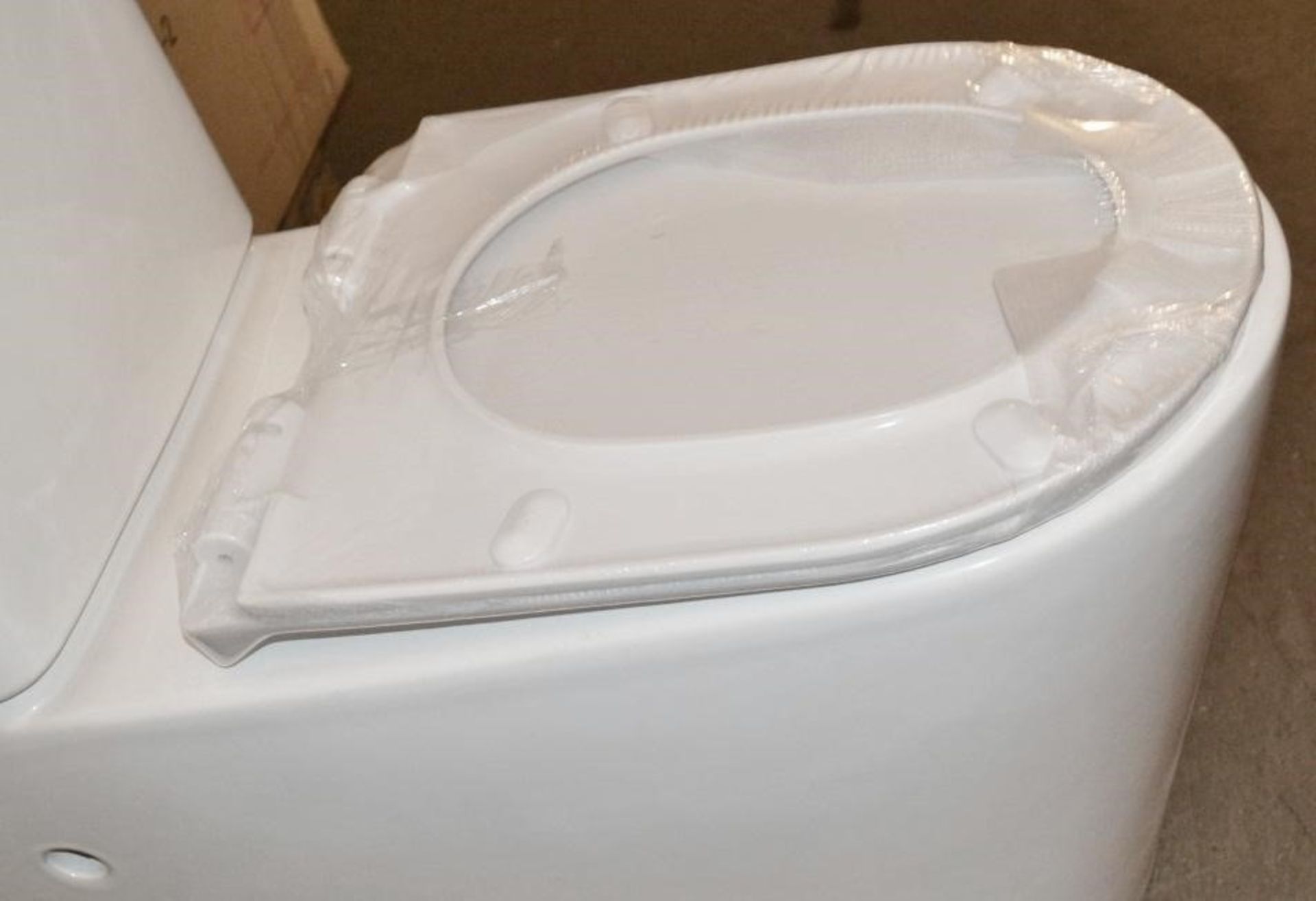1 x Close Coupled Toilet Pan With Soft Close Toilet Seat And Cistern (Inc. Fittings) - Brand New Box - Image 10 of 12