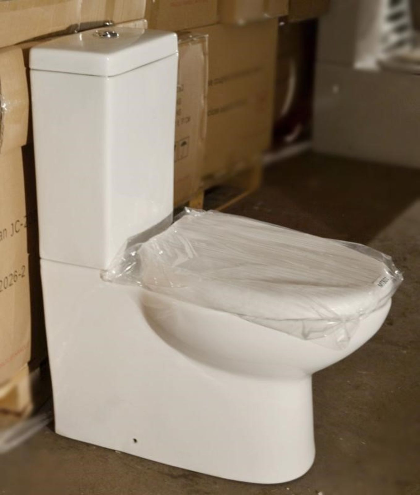 1 x Close Coupled Toilet Pan With Soft Close Toilet Seat And Cistern (Inc. Fittings) - Brand New Box