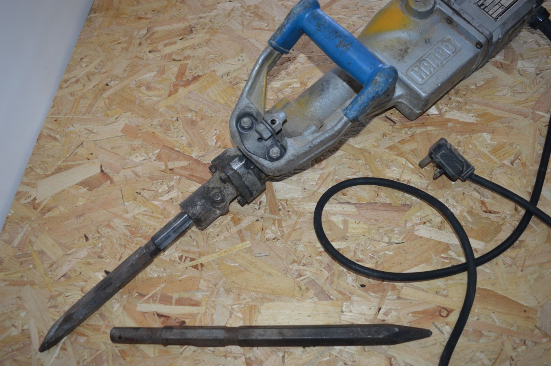 1 x Kango 950 Concrete Breaker / Hammer Drill With Two Drill Bits - 240v UK Plug - CL011 - Ref JP767 - Image 2 of 9