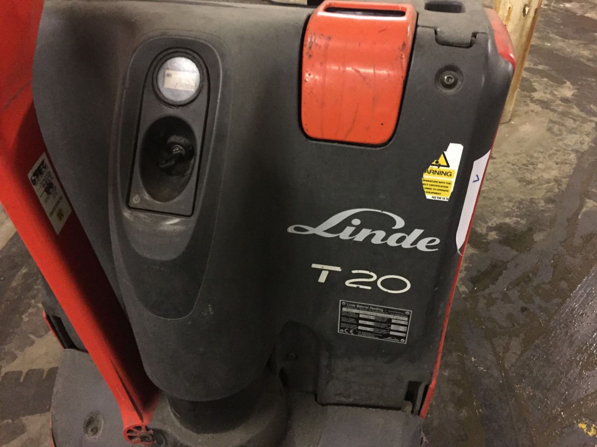 1 x Linde T20 Electric Pallet Truck - Tested and Working - Charger Included - CL007 - Ref: T20/1 - - Image 3 of 12