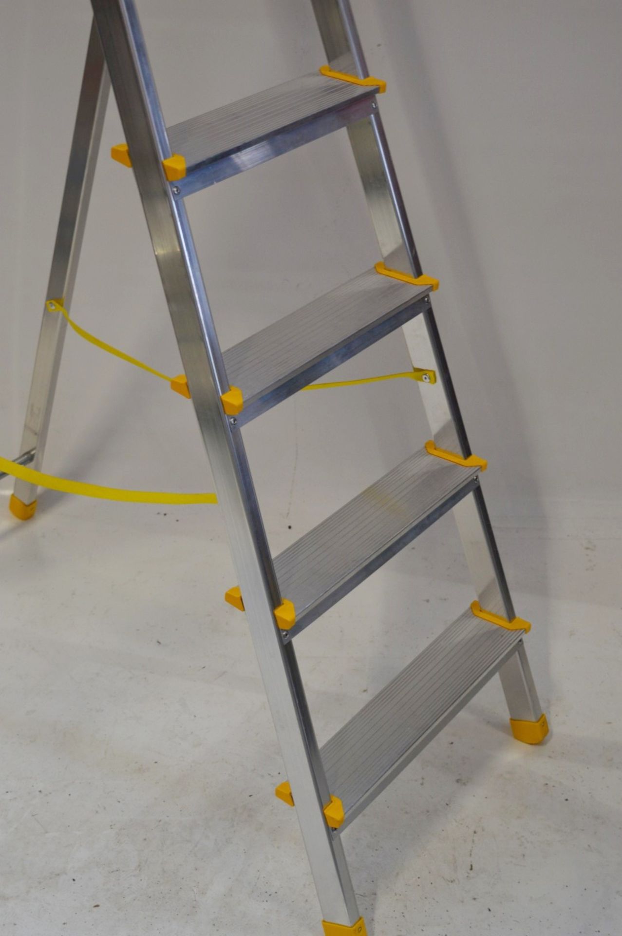 1 x Horizon 5 Tread Aluminum Platform Steps - Model 1210-005 - Lightweight and Easy to Handle, 150kg - Image 3 of 7