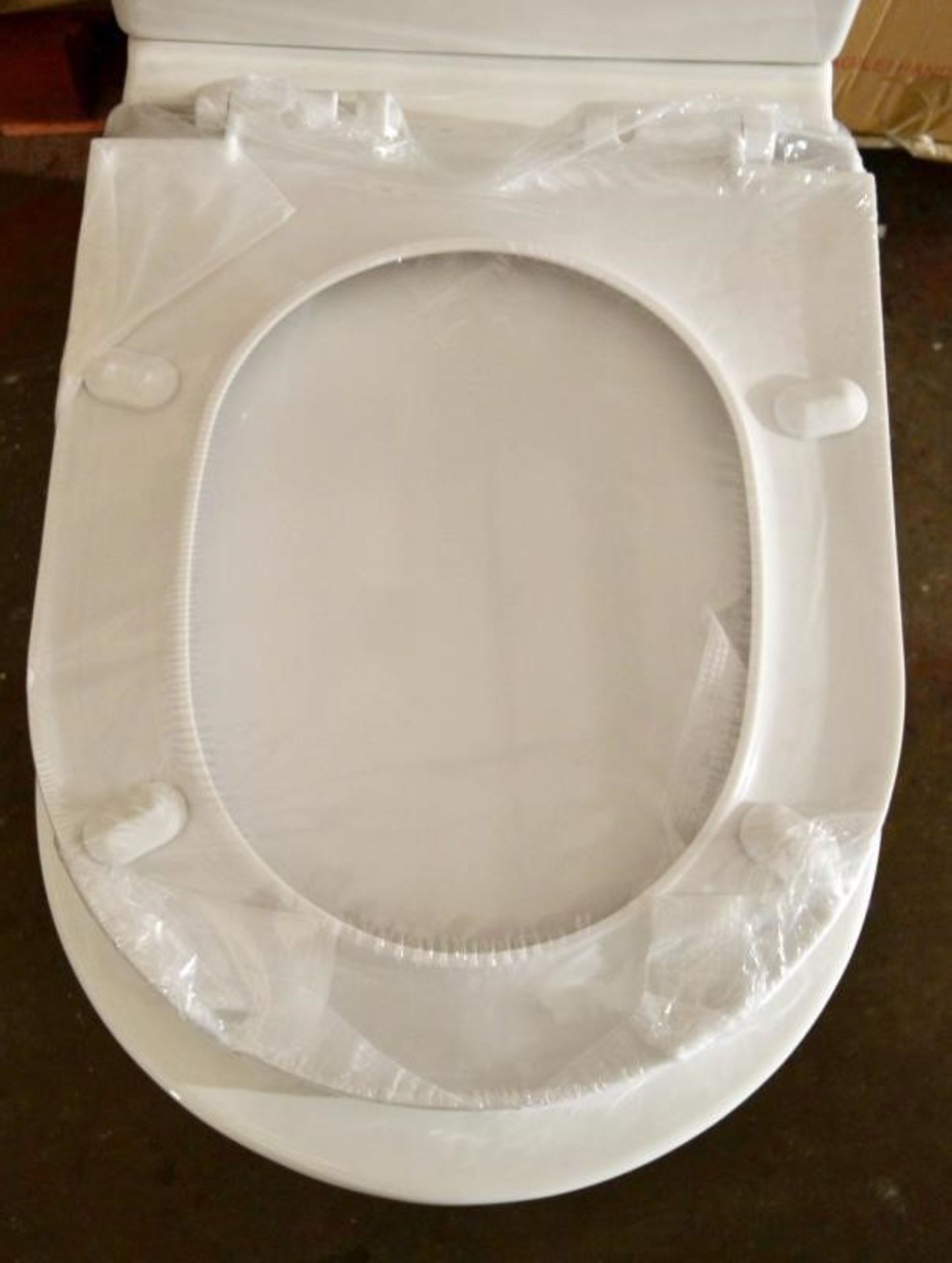 1 x Close Coupled Toilet Pan With Soft Close Toilet Seat And Cistern (Inc. Fittings) - Brand New Box - Image 5 of 11