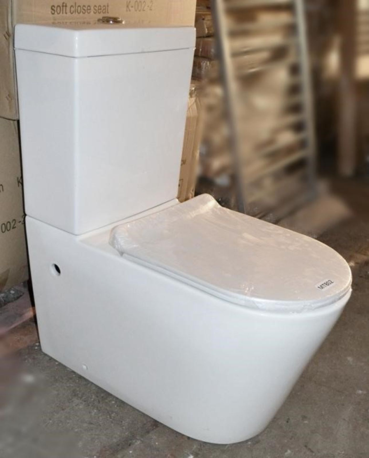 1 x Close Coupled Toilet Pan With Soft Close Toilet Seat And Cistern (Inc. Fittings) - Brand New Box