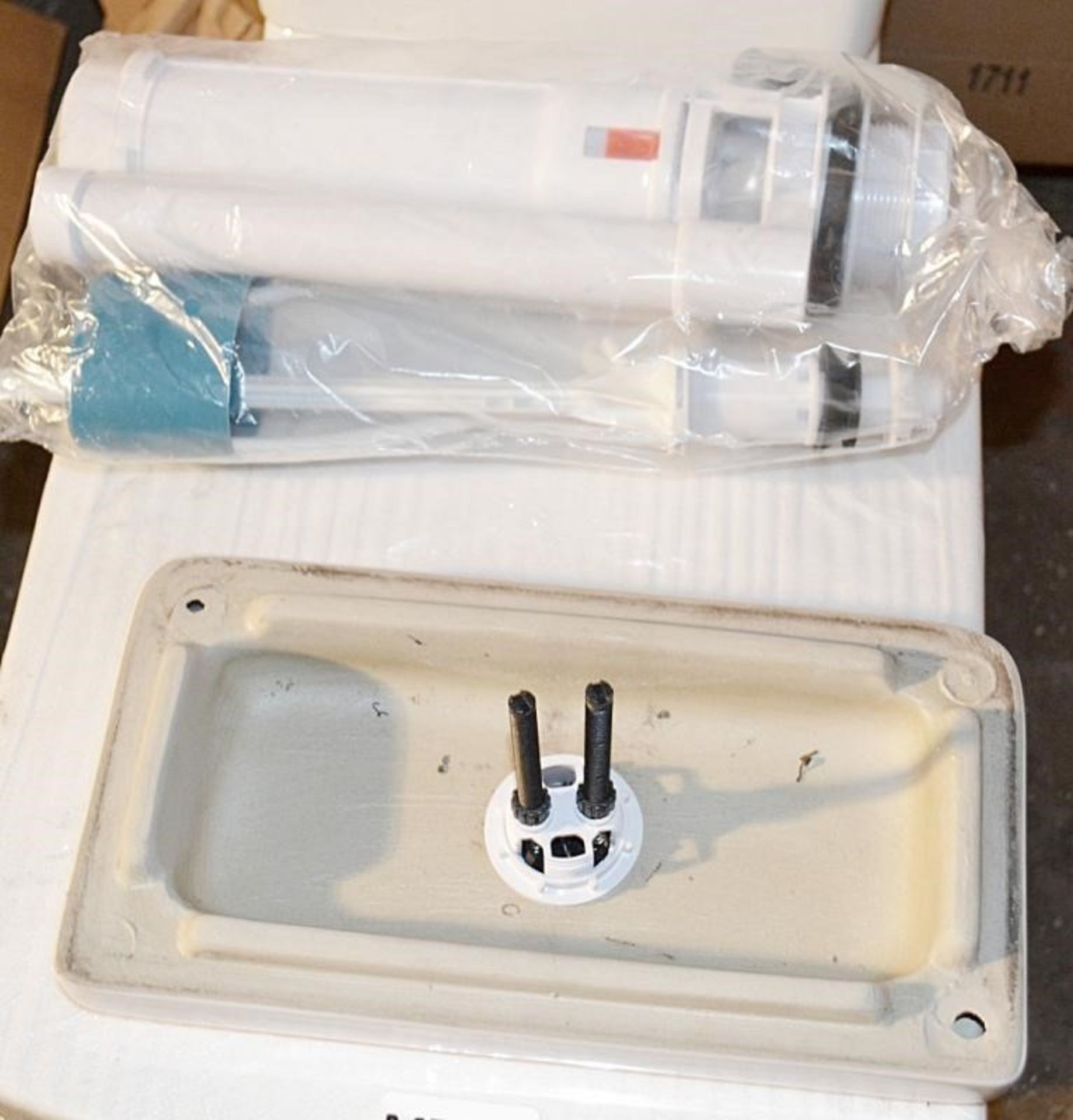 1 x Close Coupled Toilet Pan With Soft Close Toilet Seat And Cistern (Inc. Fittings) - Brand New Box - Image 6 of 9