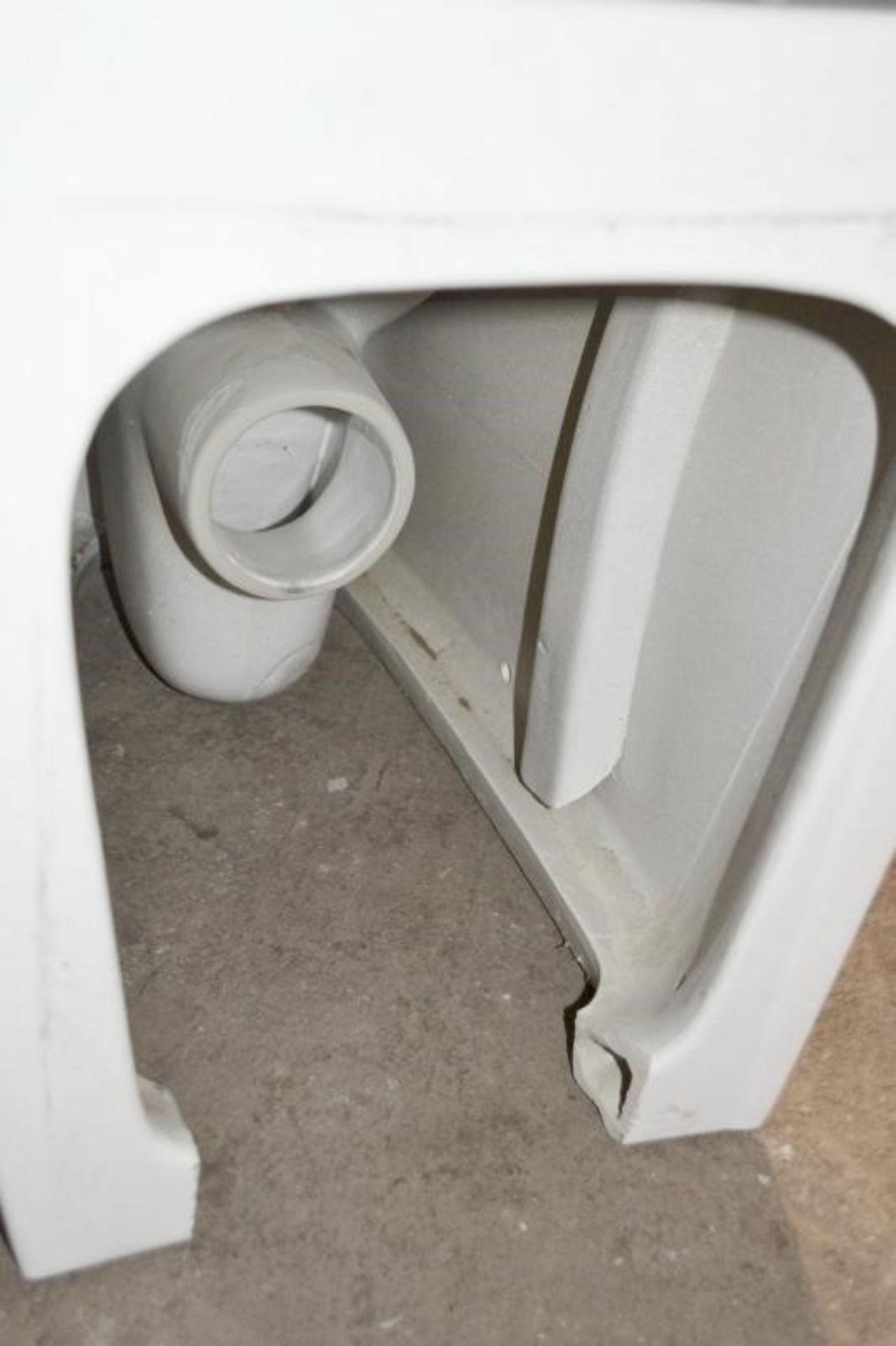 1 x Close Coupled Toilet Pan With Soft Close Toilet Seat And Cistern (Inc. Fittings) - Brand New Box - Image 8 of 10