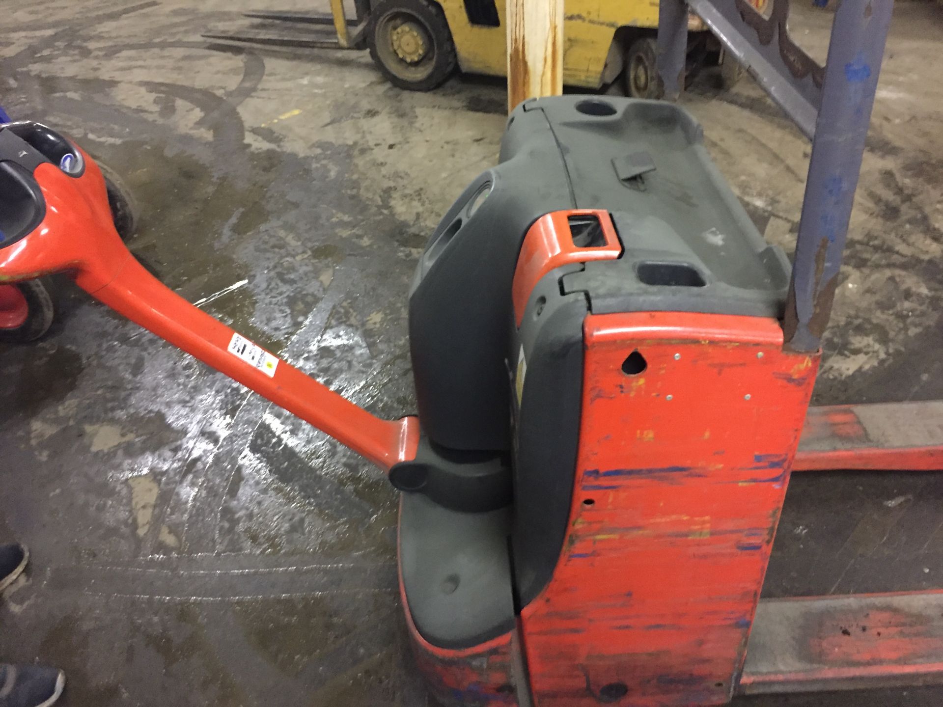 1 x Linde T20 Electric Pallet Truck - Tested and Working - Includes Key and Charger - CL007 - Ref: - Image 2 of 6
