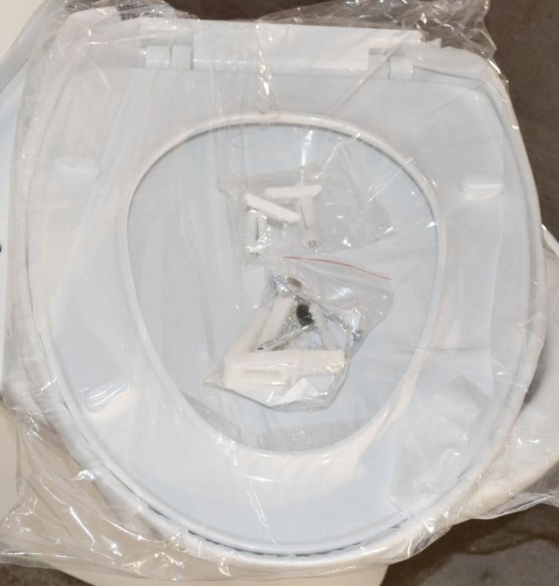 1 x Close Coupled Toilet Pan With Soft Close Toilet Seat And Cistern (Inc. Fittings) - Brand New Box - Image 9 of 11