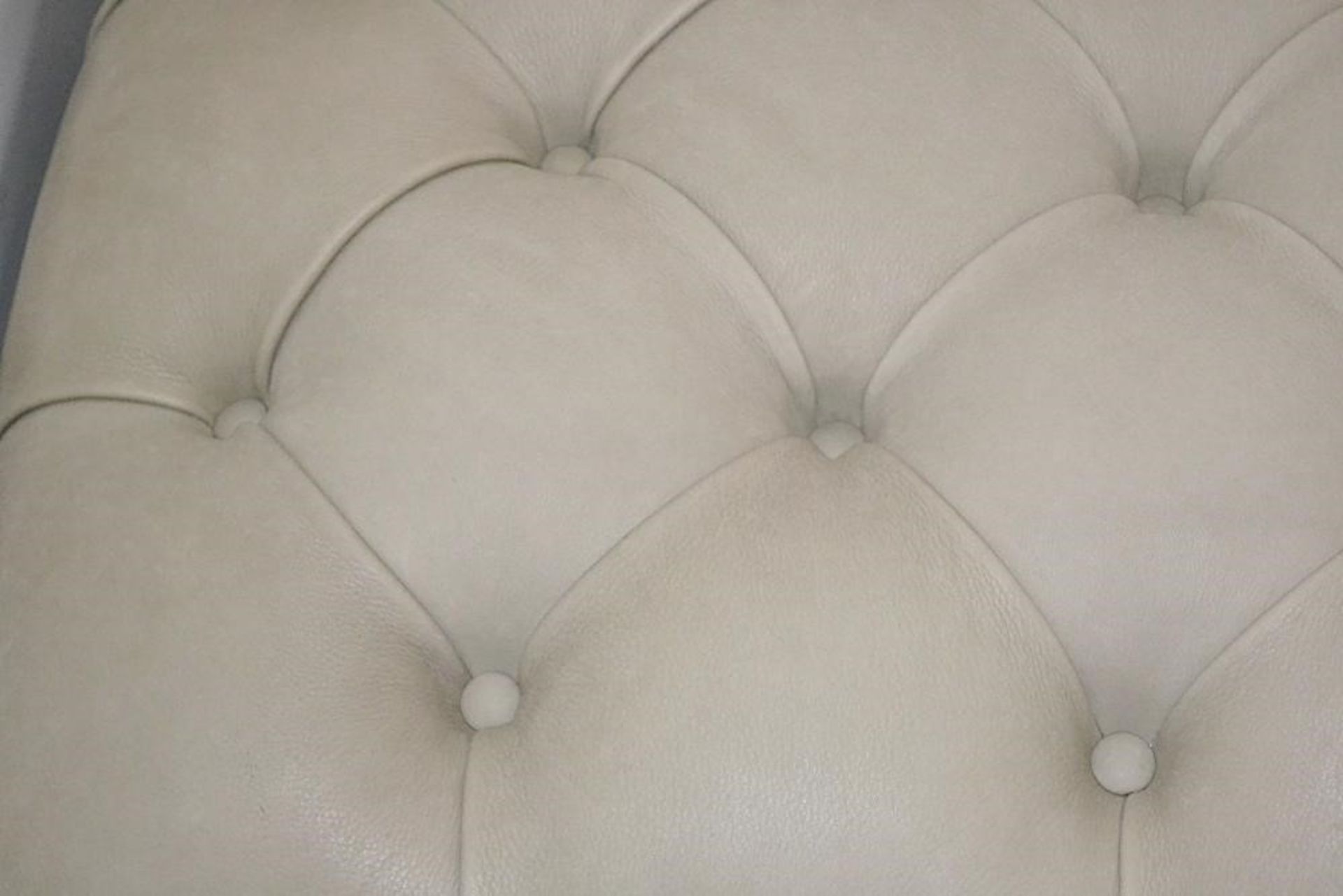 1 x POLTRONA FRAU "Chester" Square Buttoned Pouf Richly Upholstered In Pelle Frau® Century Leather ( - Image 7 of 9