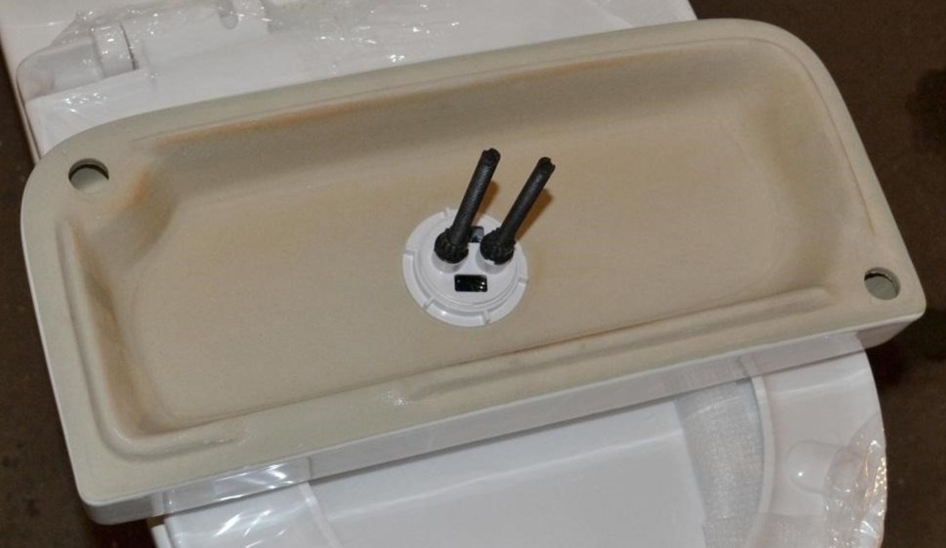 1 x Close Coupled Toilet Pan With Soft Close Toilet Seat And Cistern (Inc. Fittings) - Brand New Box - Image 3 of 12