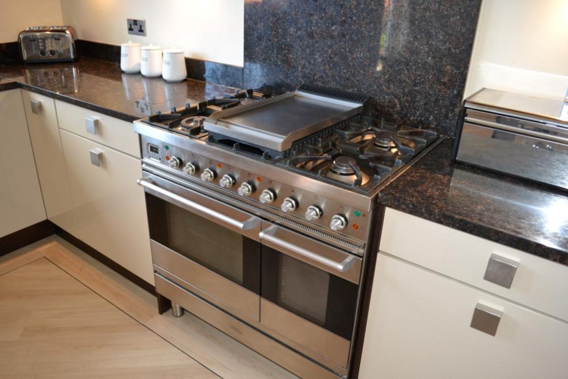 1 x Britannia SI-9TC-L-S 90cm Dual Fuel Free Standing Range Cooker in Stainless Steel With Extractor - Image 4 of 11