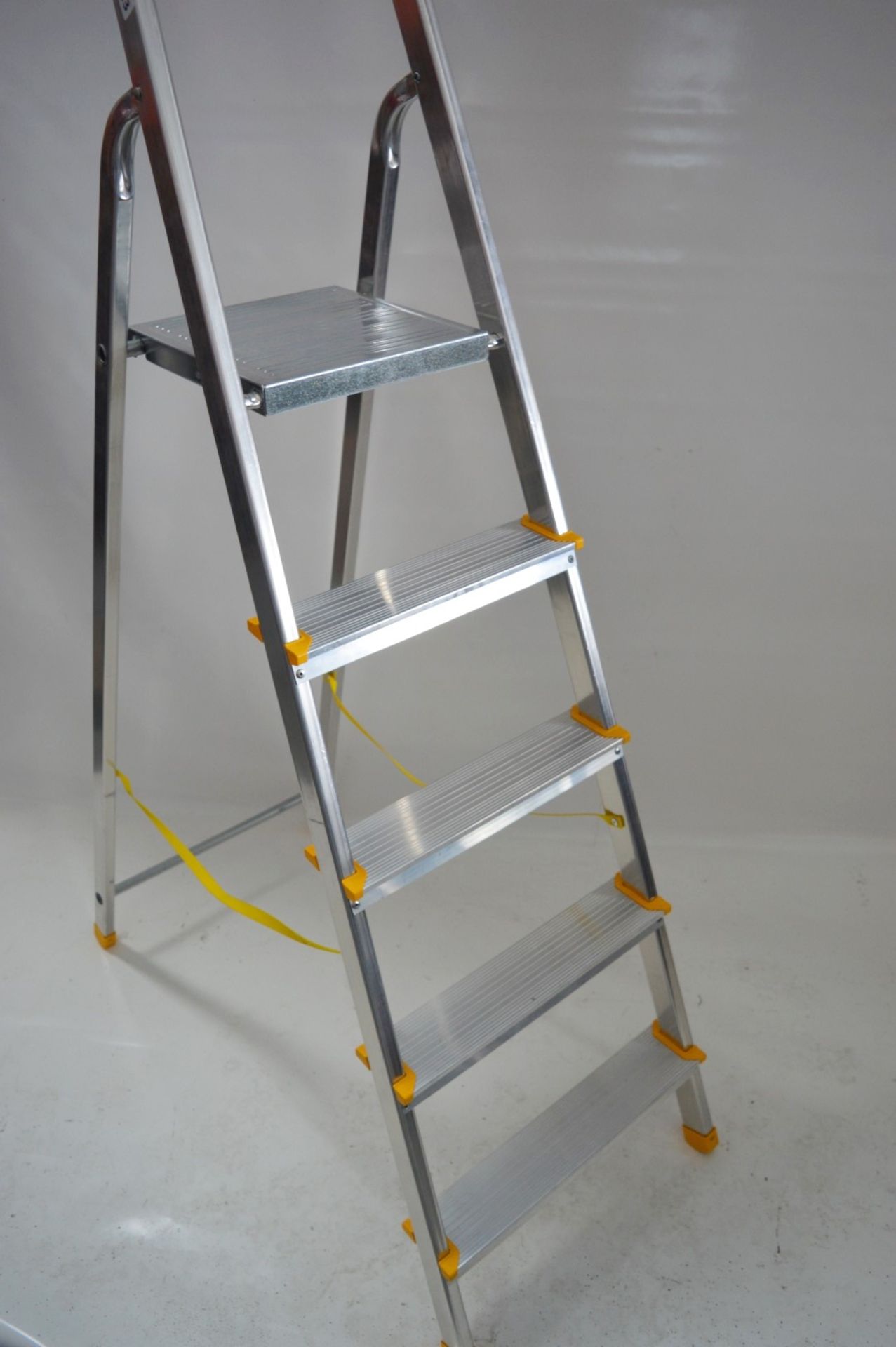 1 x Horizon 5 Tread Aluminum Platform Steps - Model 1210-005 - Lightweight and Easy to Handle, 150kg - Image 3 of 4