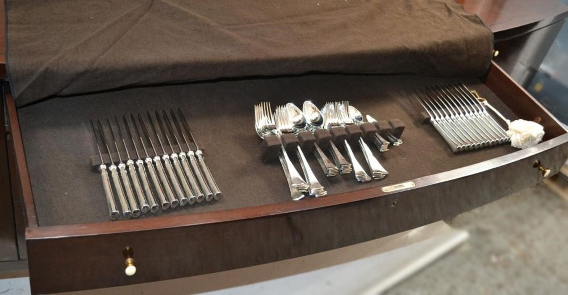 1 x BARBARA BARRY FOR HENREDON Bowmant Server In Walnut - Includes 72 pc Cutlery Set - Ref: 5962013 - Image 10 of 19