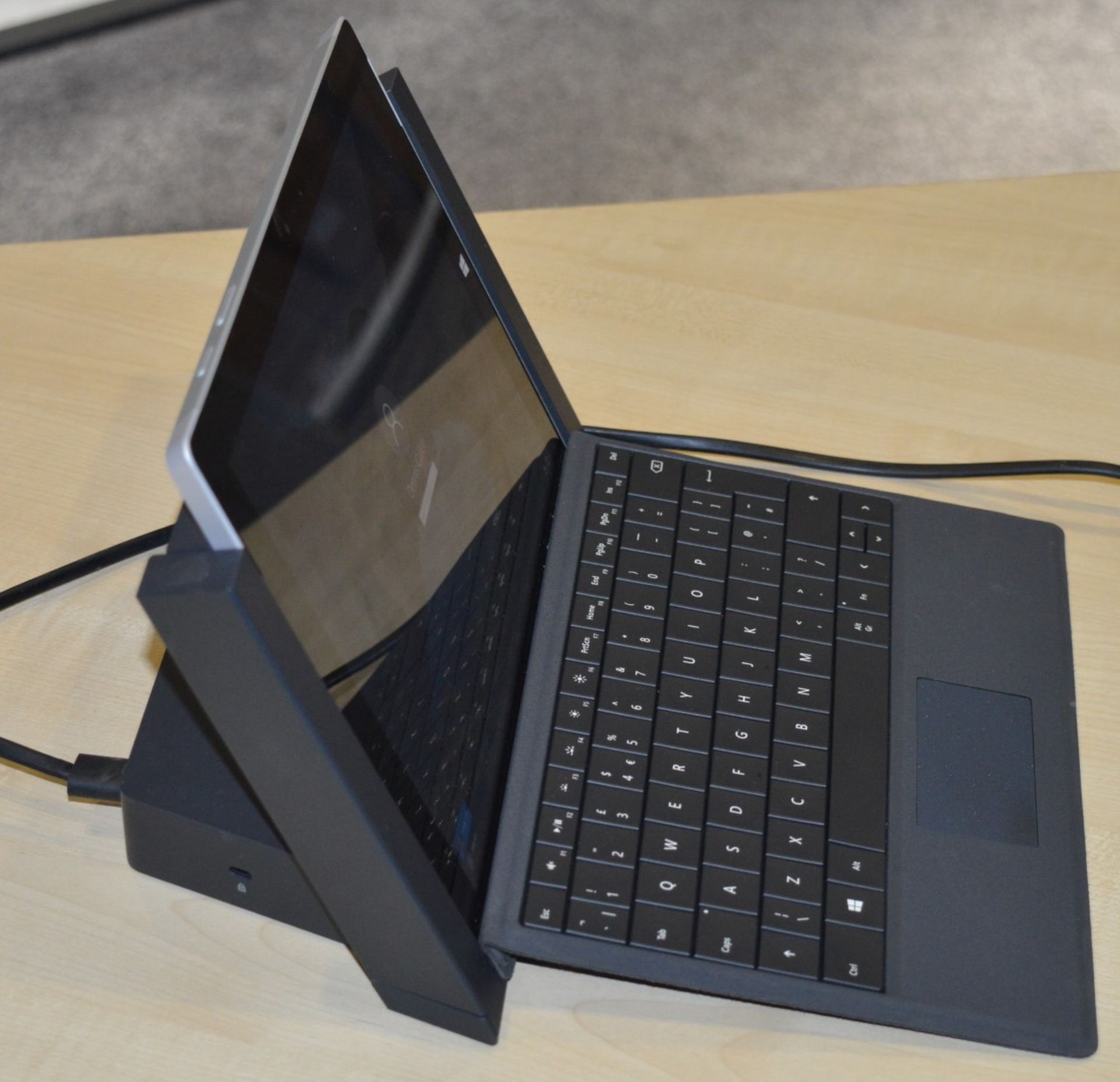 1 x Microsoft Surface 3 Wifi + LTE in Silver With Keyboard Cover and Charging Dock - Intel Atom x7- - Image 4 of 9
