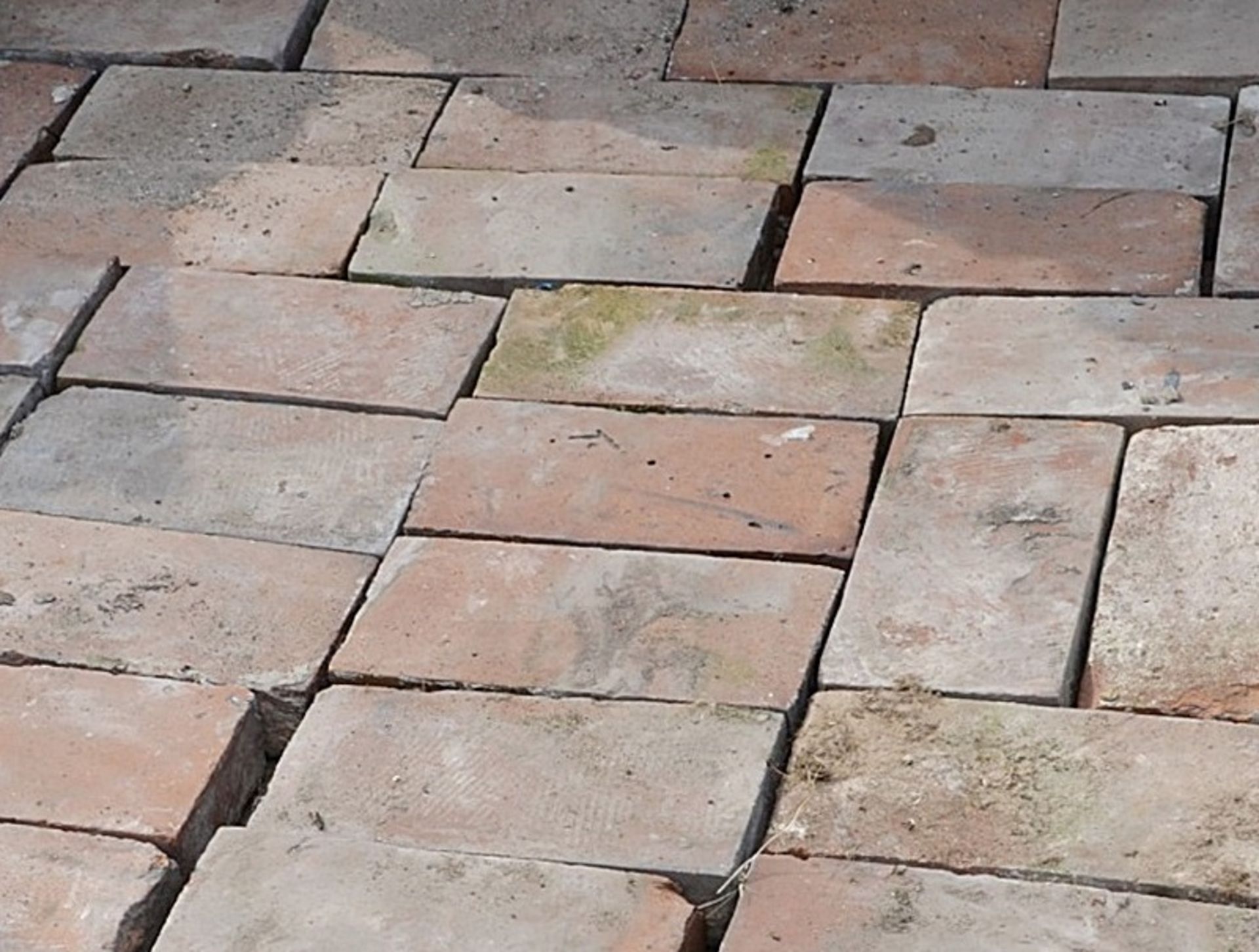 1 x Pallet Of Reclaimed Bricks - Approx 120 In Total - Dimensions: 25 x 12 x 5 - Ref: IT571 - - Image 2 of 3