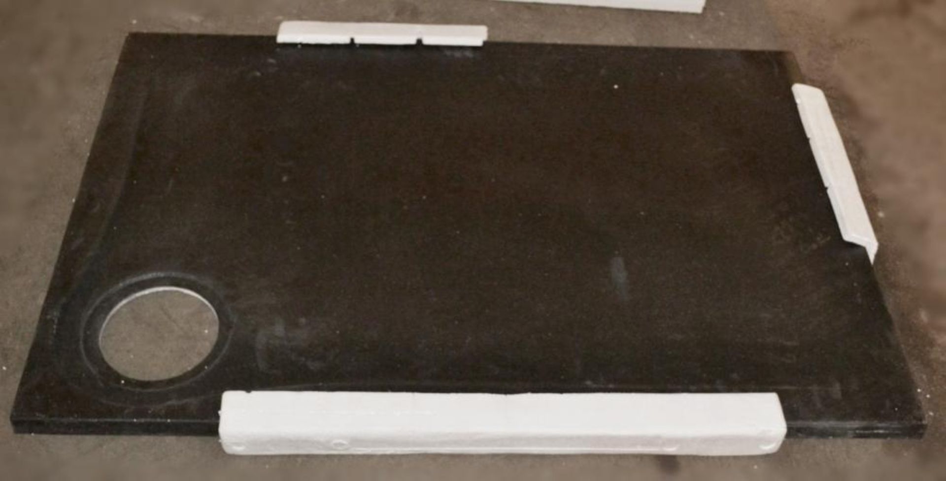 1 x Black Left Handed Rectangular Stone Shower Tray With Drain Cover - Dimensions: 1200 x 800 x 30mm - Image 3 of 7