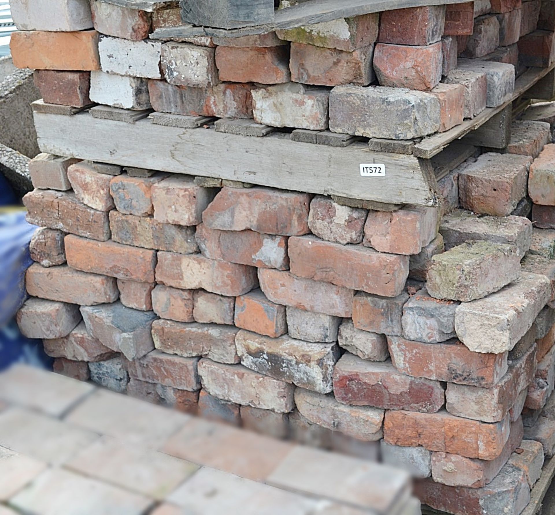 Assorted Reclaimed Hand Made Bricks - Approx 250 In Total - Average Dimensions: 22x11x7.5cm - Ref: