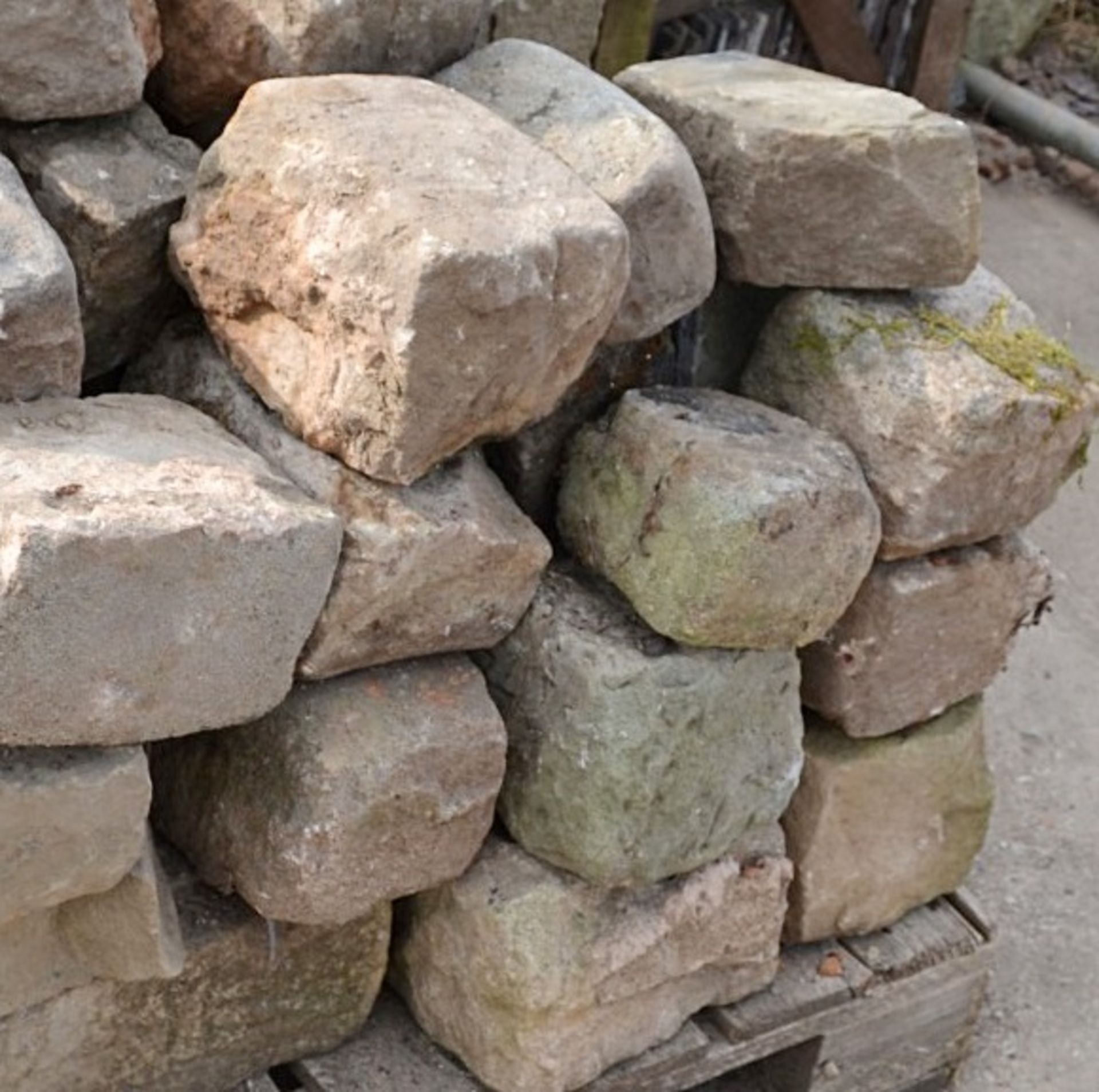 1 x Pallet Of Assorted Reclaimed Cobble Stones & Slabs - Approx 55 x Pieces Of Varing Size and Shape - Image 2 of 4