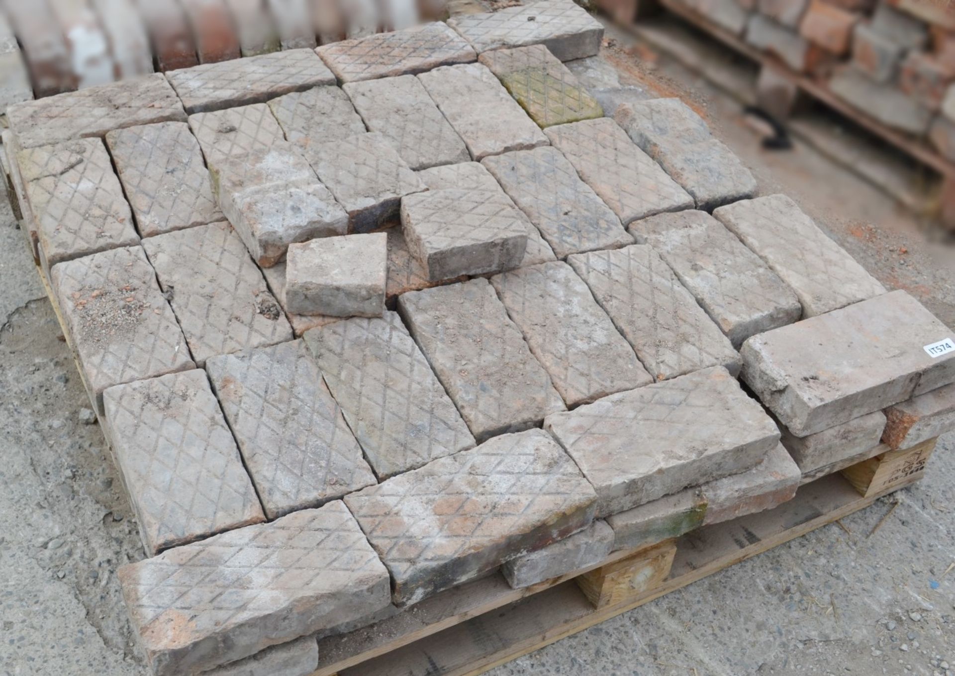 Approx 60 x Reclaimed Bricks On A Pallet - Dimensions: 28 x 14 x 6cm - Ref: IT574 - CL403 - - Image 2 of 3