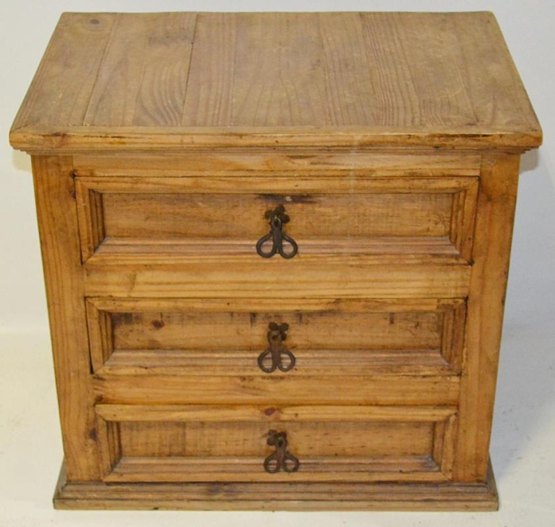 1 x Solid Wood Hand Crafted 3-Drawer Chest - Dimensions: W64 x D42 x H60cm - CL268 - Ref: MT945 - Ve