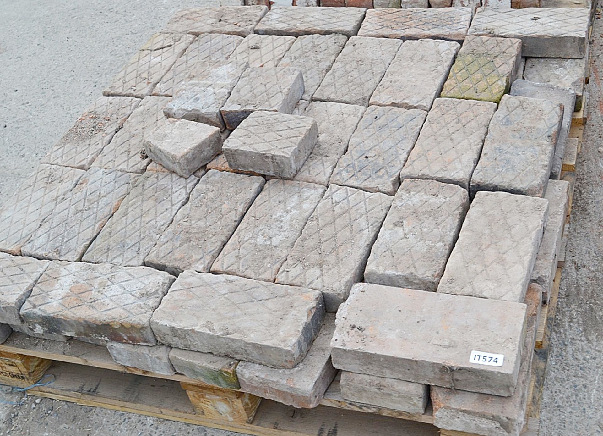 Approx 60 x Reclaimed Bricks On A Pallet - Dimensions: 28 x 14 x 6cm - Ref: IT574 - CL403 -