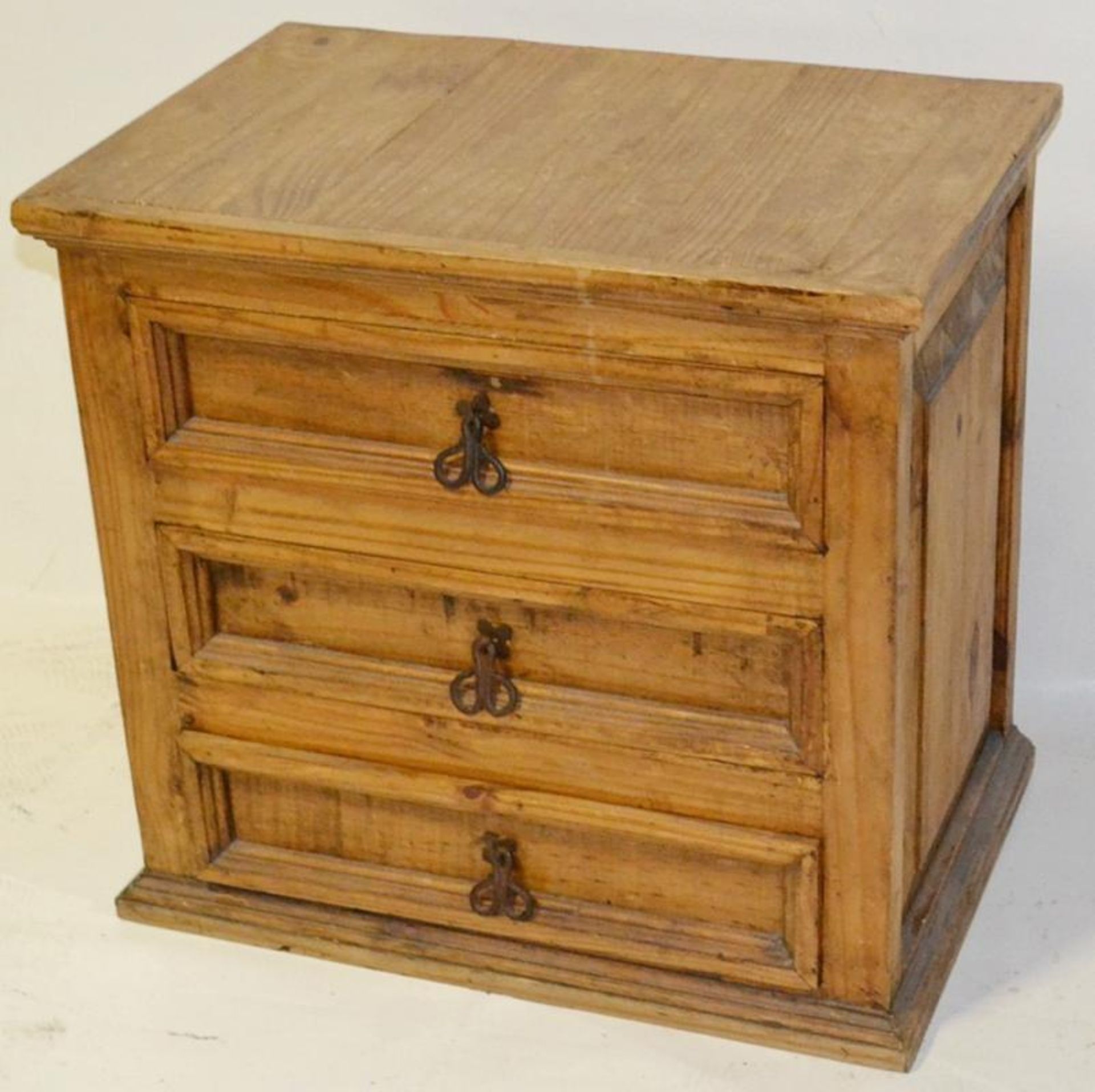 1 x Solid Wood Hand Crafted 3-Drawer Chest - Dimensions: W64 x D42 x H60cm - CL268 - Ref: MT945 - Ve - Image 5 of 5