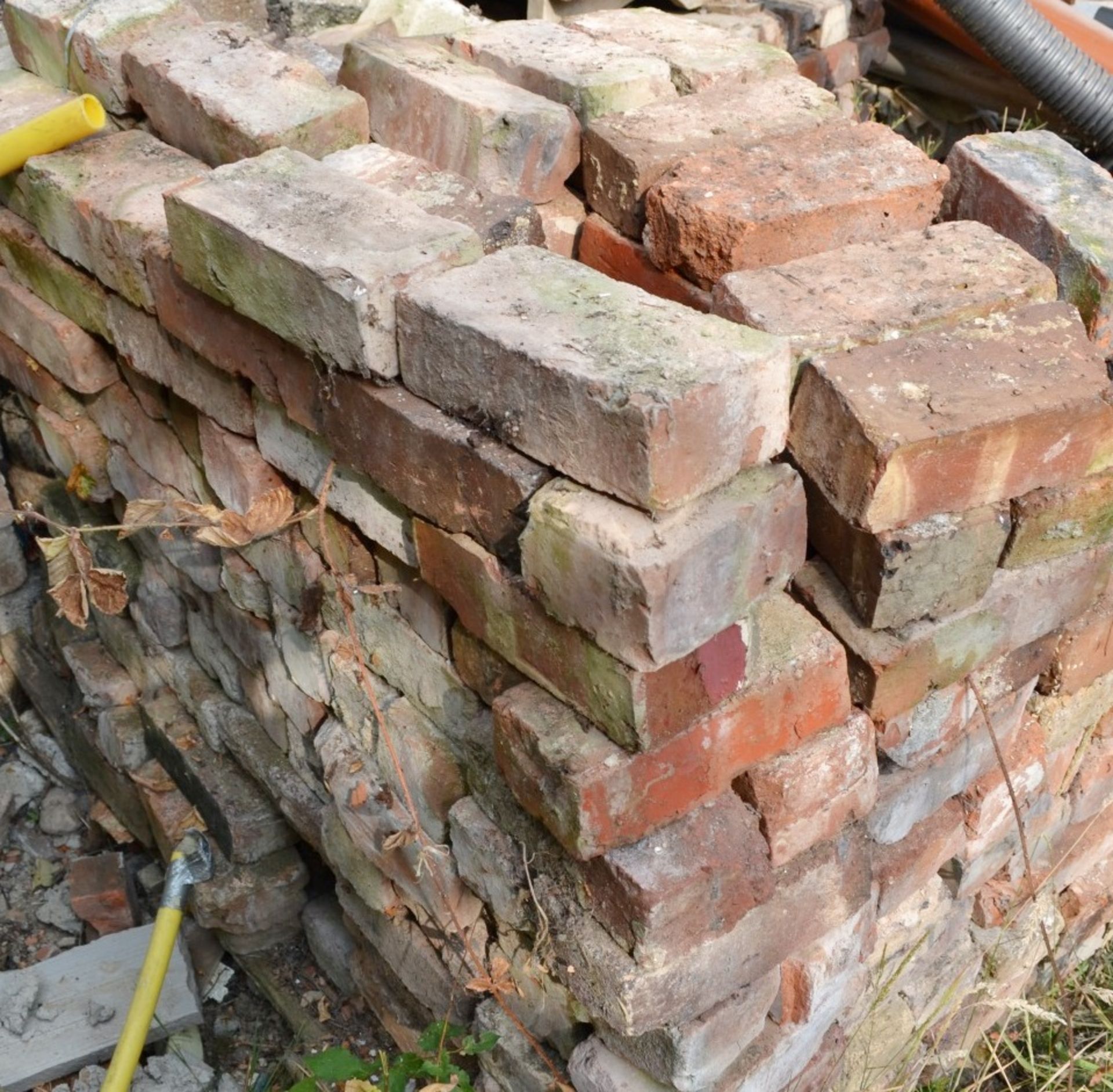 Assorted Reclaimed Hand Made Bricks - Approx 200 In Total - Average Dimensions: 22x11x7.5cm - Ref: - Image 3 of 3