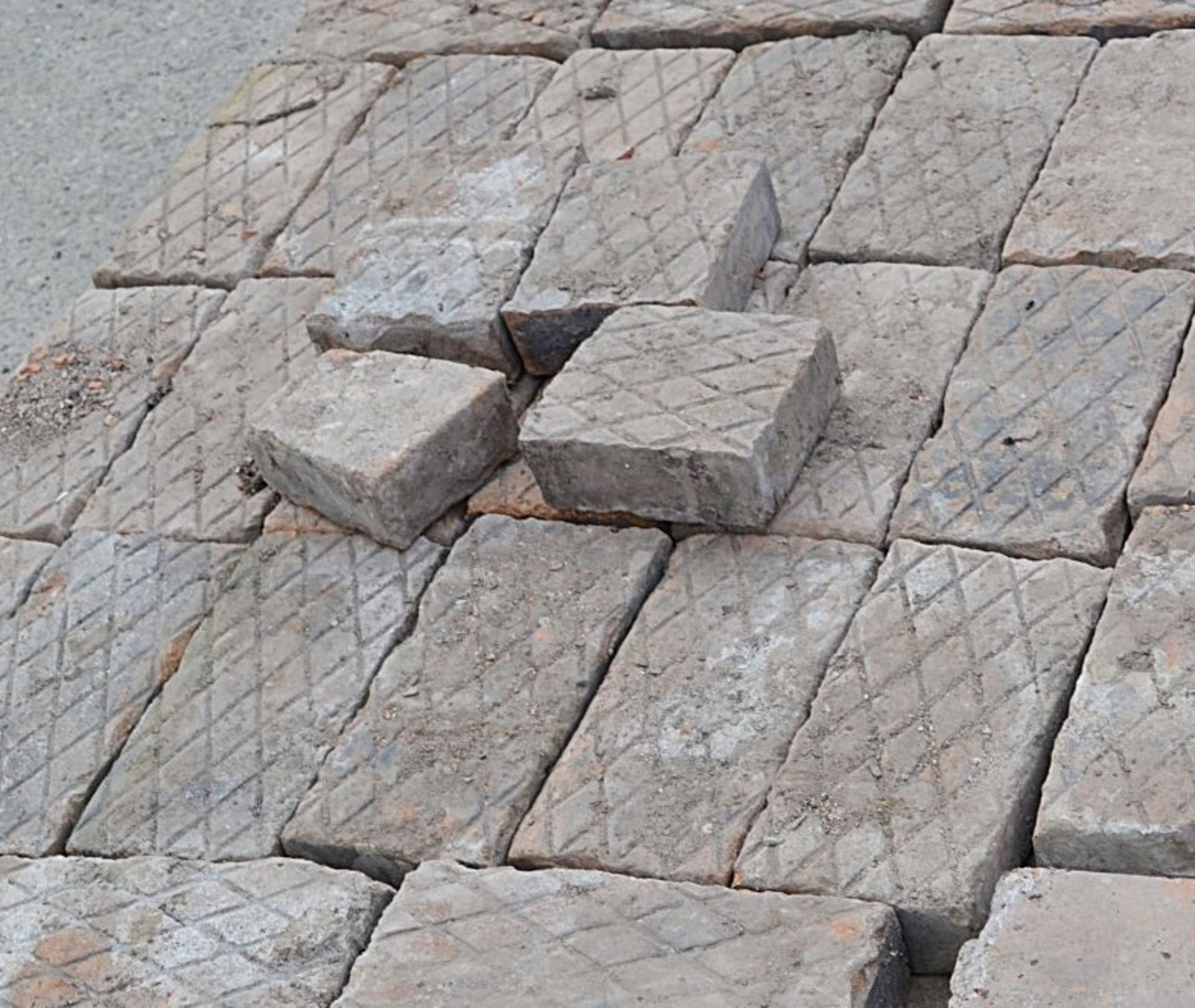 Approx 60 x Reclaimed Bricks On A Pallet - Dimensions: 28 x 14 x 6cm - Ref: IT574 - CL403 - - Image 3 of 3