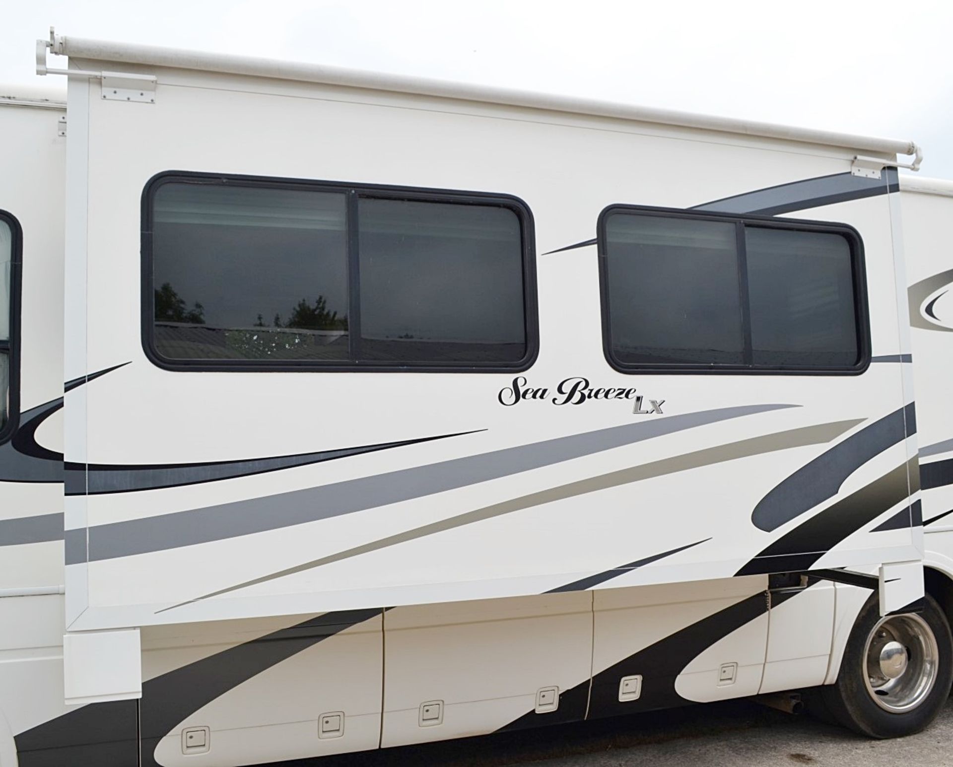 1 x 2005 National Sea Breeze LX 8321 Workhorse Class A RV Motorhome With Two Power Slide Outs - Image 8 of 51