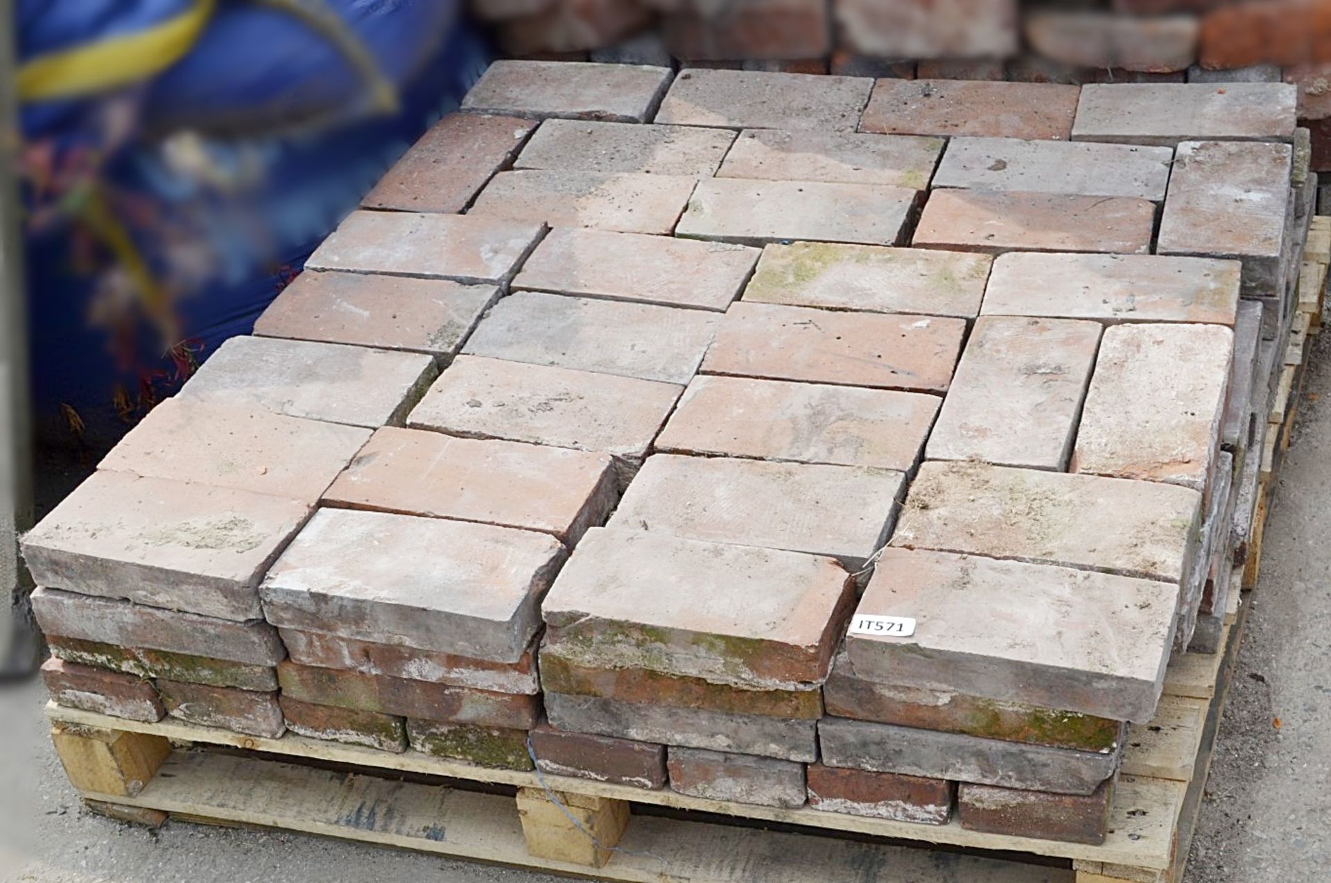 1 x Pallet Of Reclaimed Bricks - Approx 120 In Total - Dimensions: 25 x 12 x 5 - Ref: IT571 -