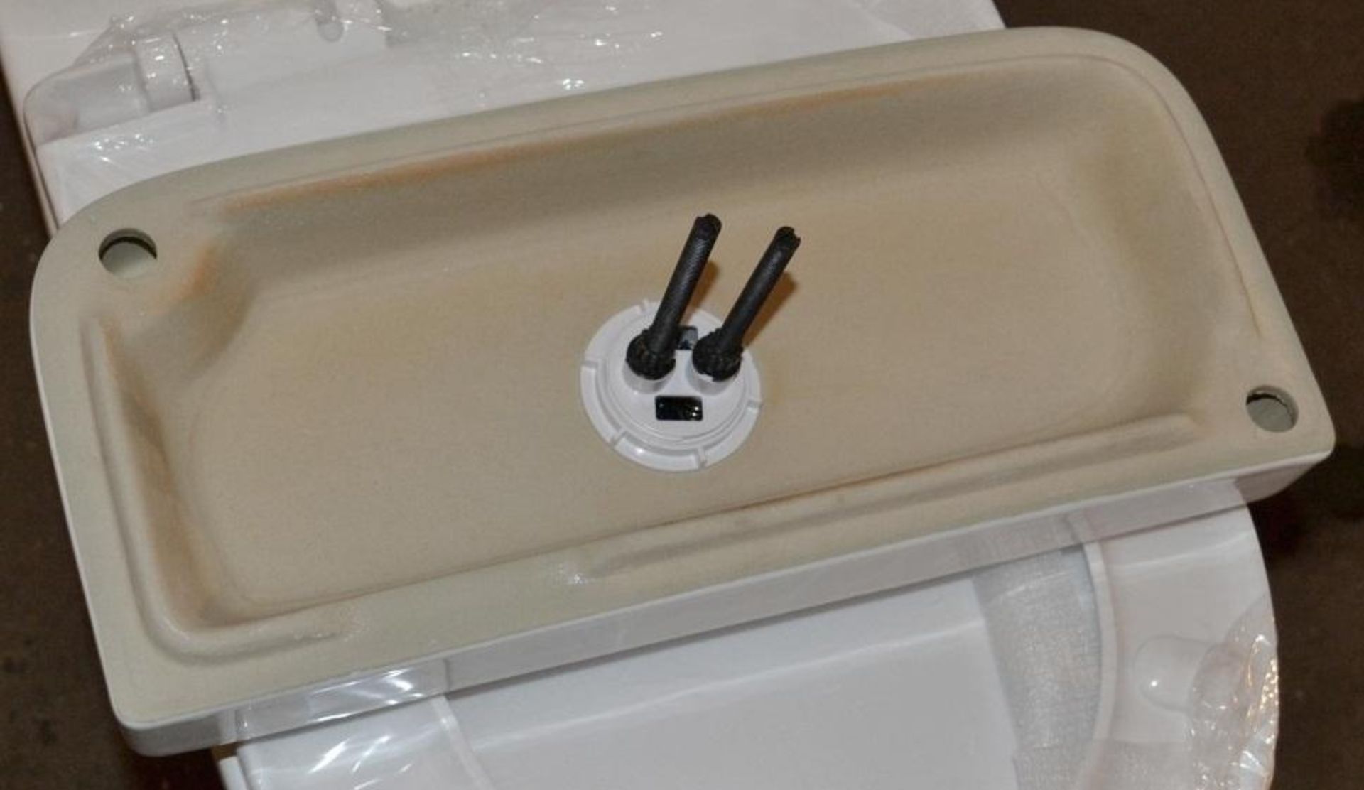 1 x Close Coupled Toilet Pan With Soft Close Toilet Seat And Cistern (Inc. Fittings) - Brand New Box - Image 9 of 10