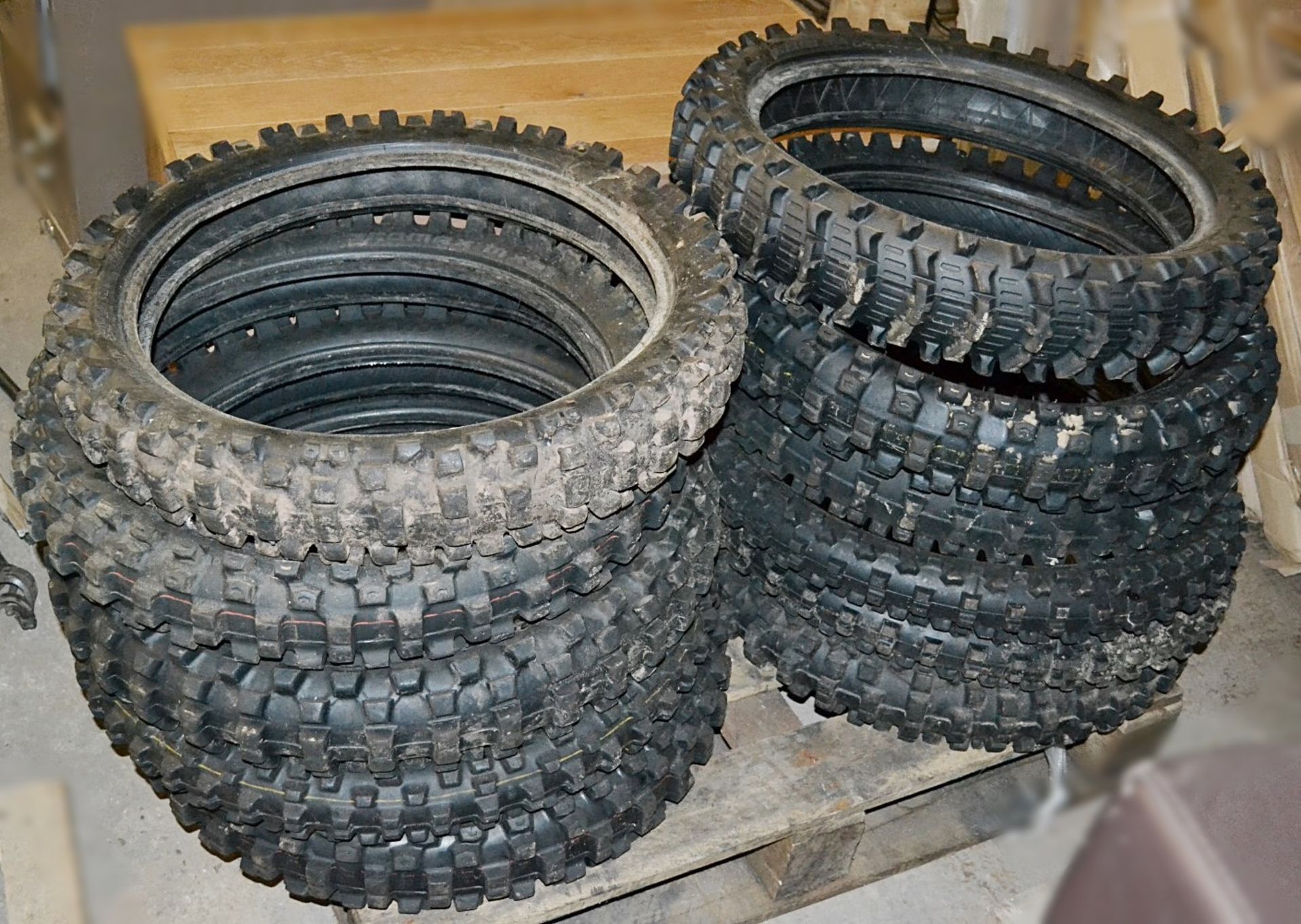 11 x Assorted Dunlop Bike Tyres - Various Models - Ref: IT555 - CL403 - Location: Cheshire WA16 - Image 2 of 9